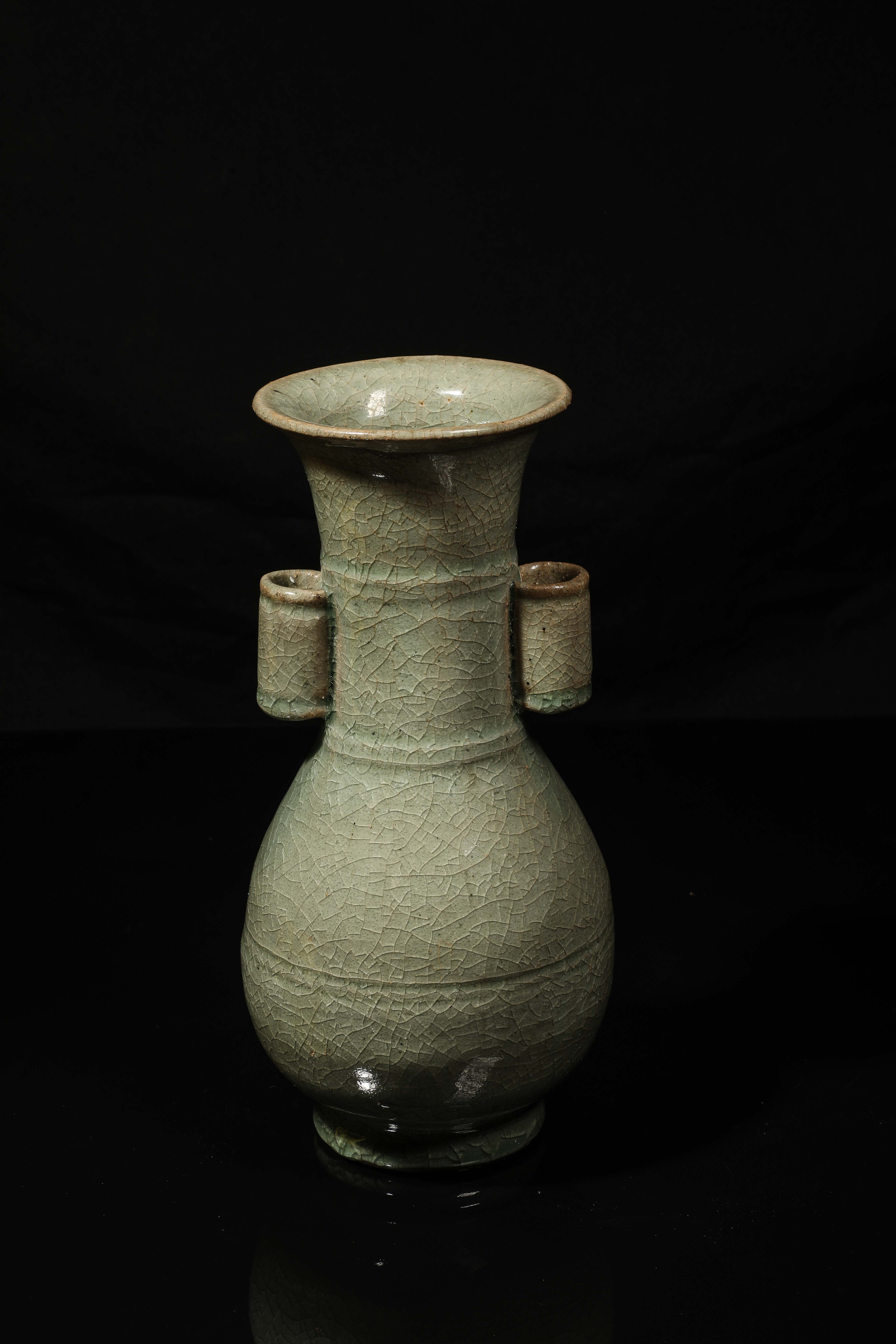 Vase du Longquan en porcelaine monochrome céladon finement craquelée, à panse ovoïde sur base en - Image 4 of 8