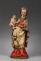 Vierge à l'Enfant vêtue d' une longue robe nouée à la taille et d' un manteau richement brodé retenu