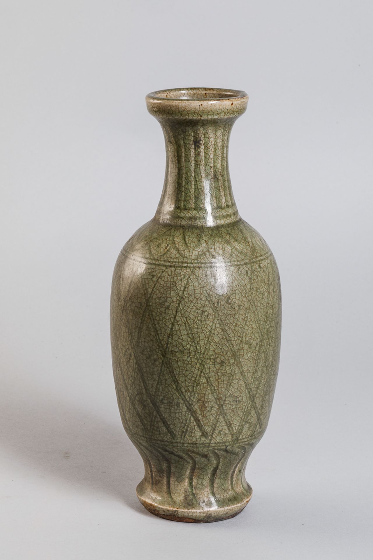 Vase balustre en porcelaine du Longquan en forme de flacon sur piédouche, panse ovoïde et haut col