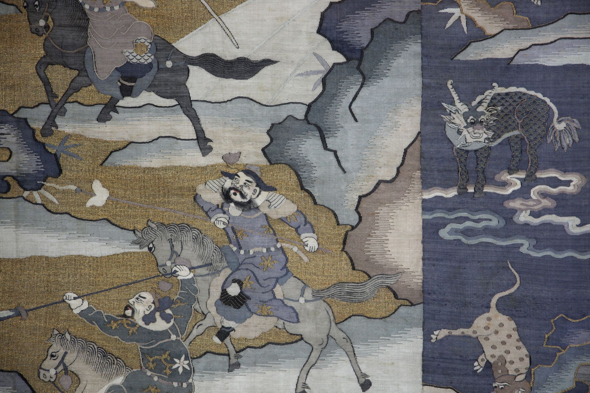 Panneau de tapisserie de soie et fils d’or en tissage « Kosseu » Illustré d’une scène guerrière - Image 5 of 7