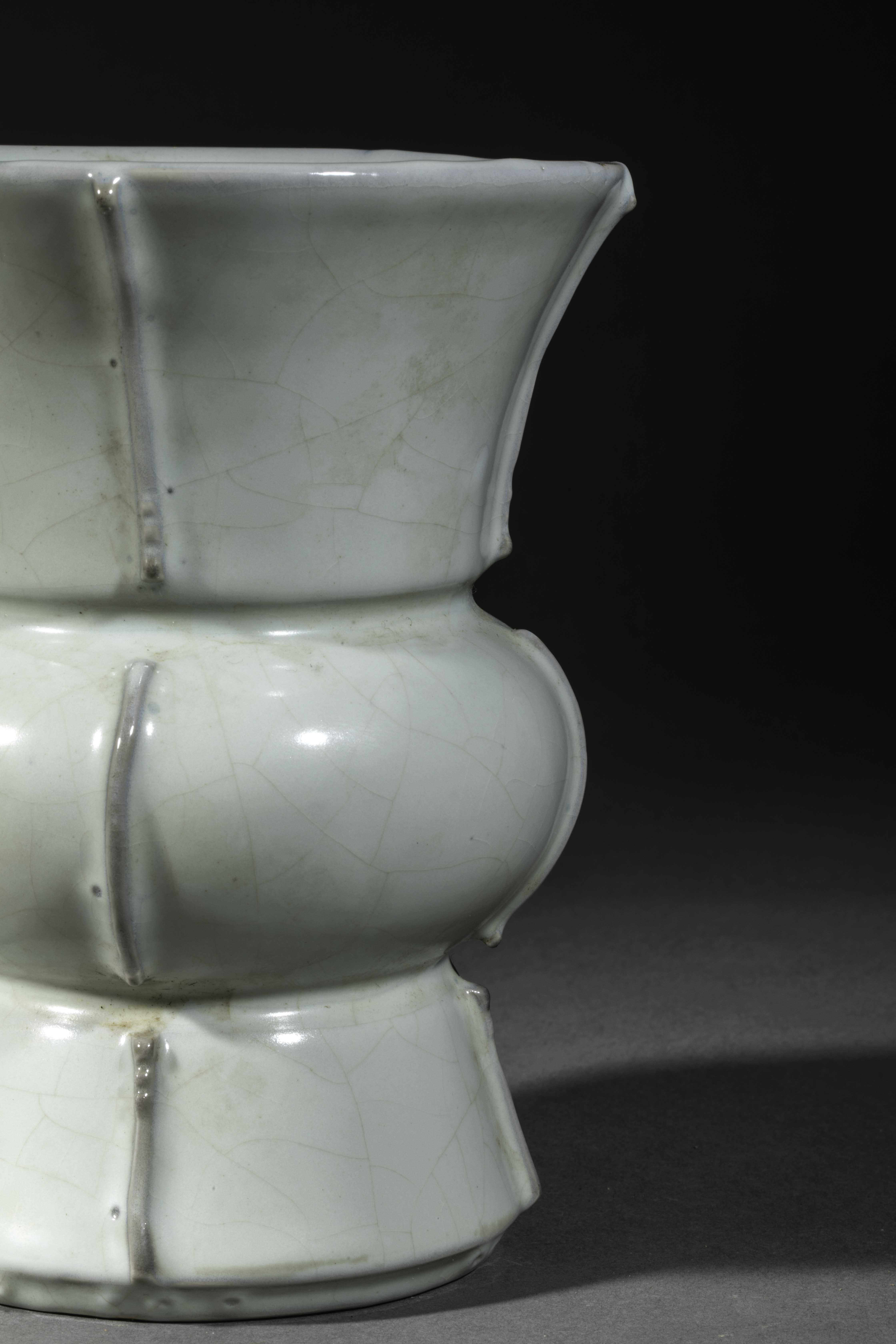 Vase de forme Zun en porcelaine à glaçure céladon bleuté Chine Dynastie Qing Ht 17cm x diam au col - Image 2 of 4