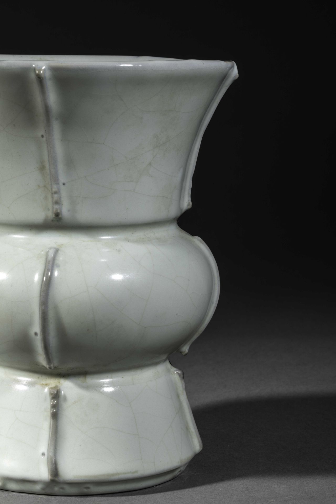 Vase de forme Zun en porcelaine à glaçure céladon bleuté Chine Dynastie Qing Ht 17cm x diam au col - Bild 2 aus 4