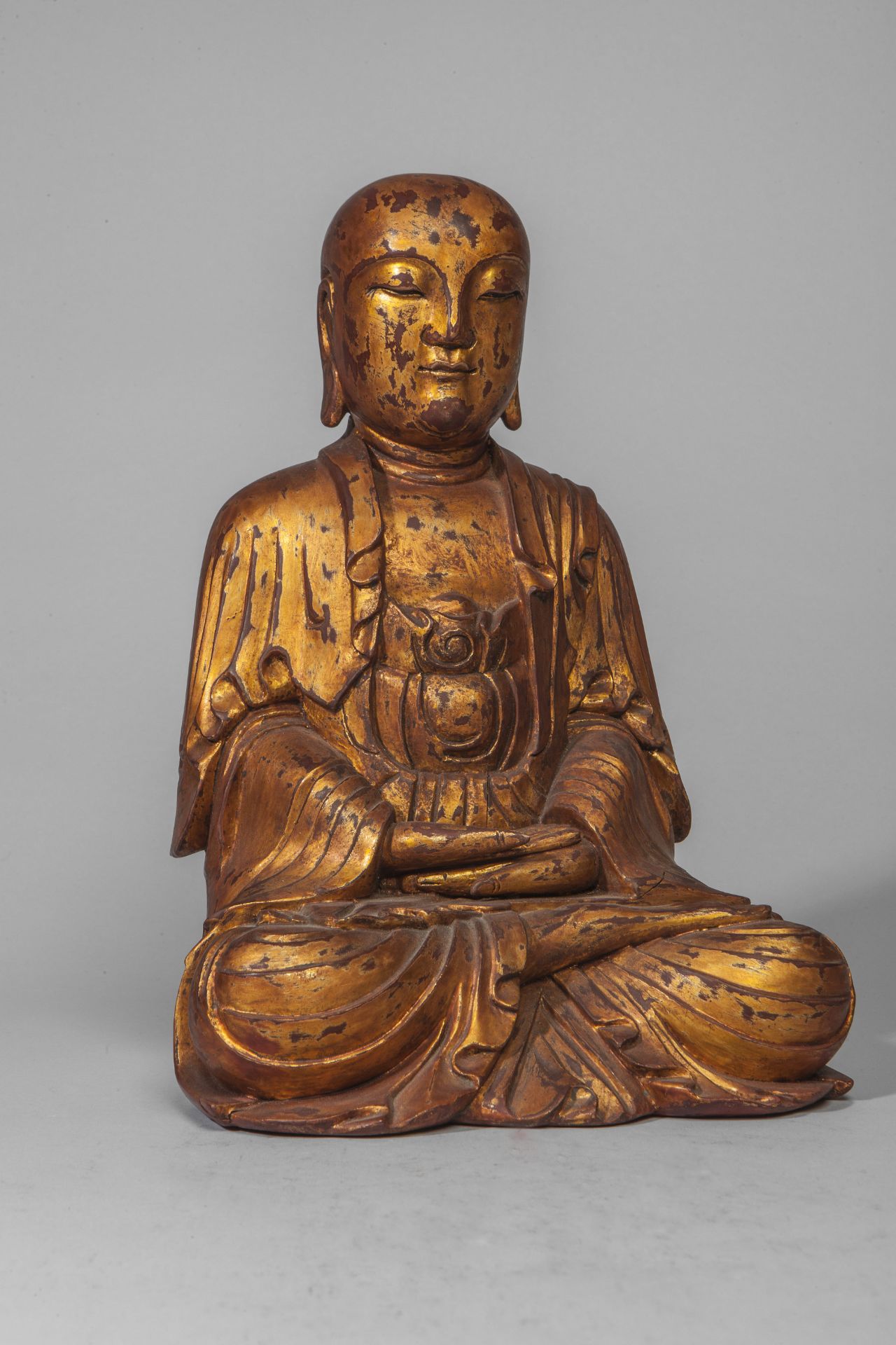 Lohan assis en méditation vêtu d'une robe monastique lui couvrant les épaules Bois laqué et doré - Bild 2 aus 2
