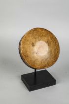 Tambourin circulaire en bois et peau tendue décoré à l’intérieur de cinq signes auspicieux Chine
