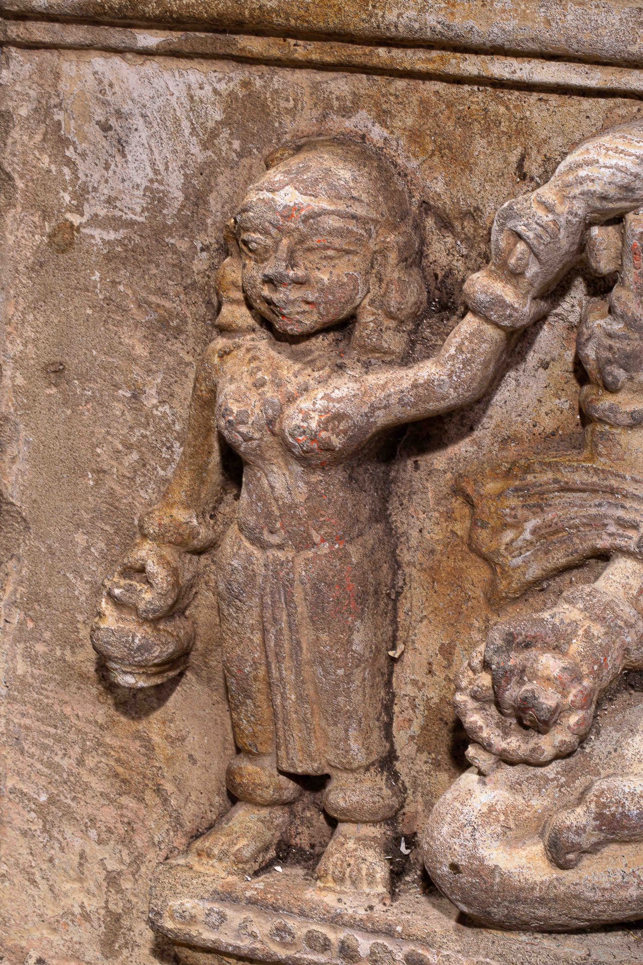 Bas relief de sanctuaire illustrant Ganesh assis en vajrasanasous une forme à quatre bras tenant des - Bild 2 aus 4