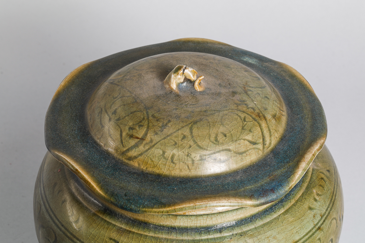 Bouillon couvert en épaisse porcelaine du Longquan incisé sous glaçure monochrome céladon de - Image 2 of 6