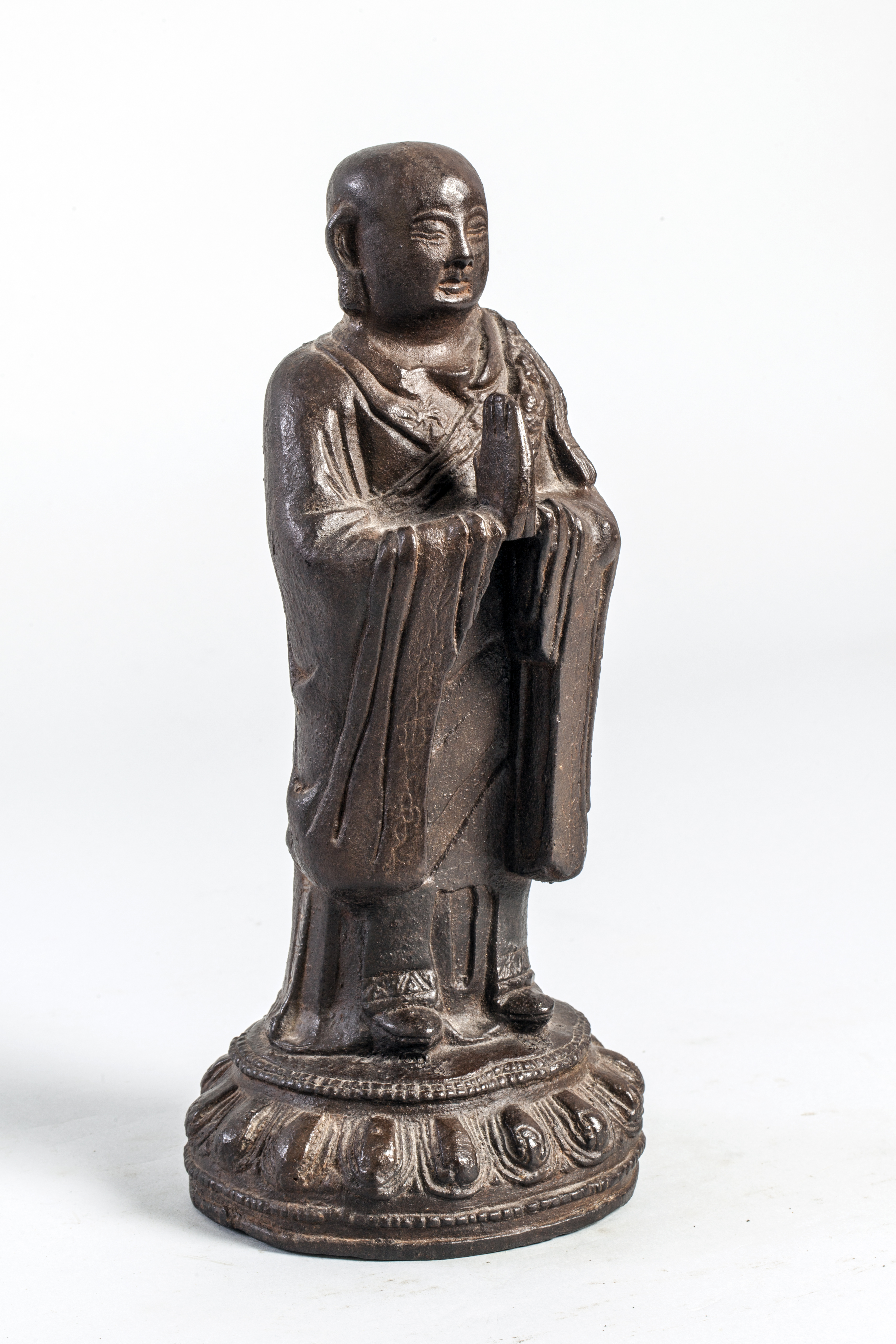 Lohan figuré debout sur une base lotiforme vêtu d'une robe monastique en adoration Fonte de fer - Image 2 of 3