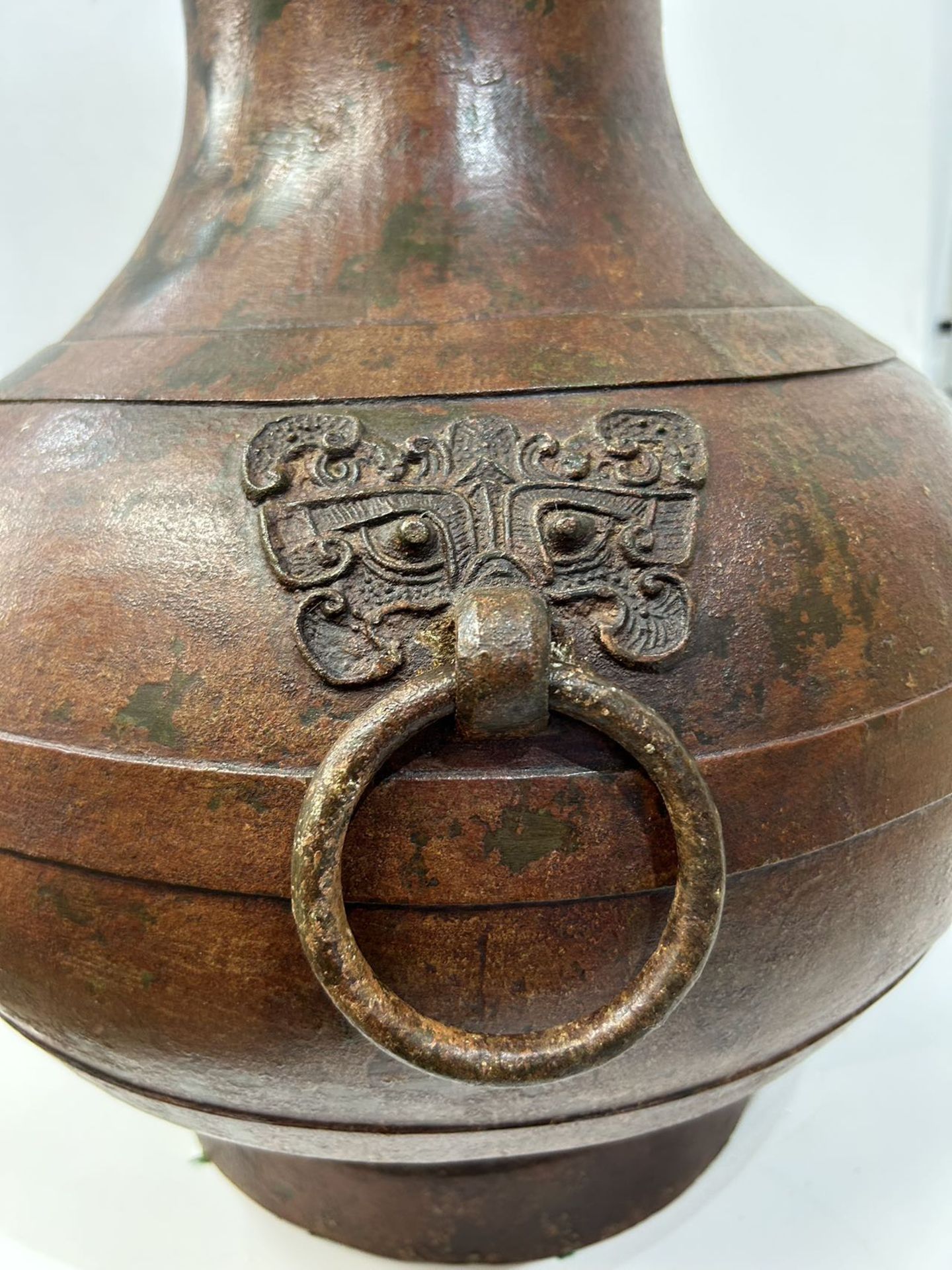 Important vase de forme Hu moulé d'une paire d'anneaux mobiles maintenus par deux appliques à tête - Bild 3 aus 4