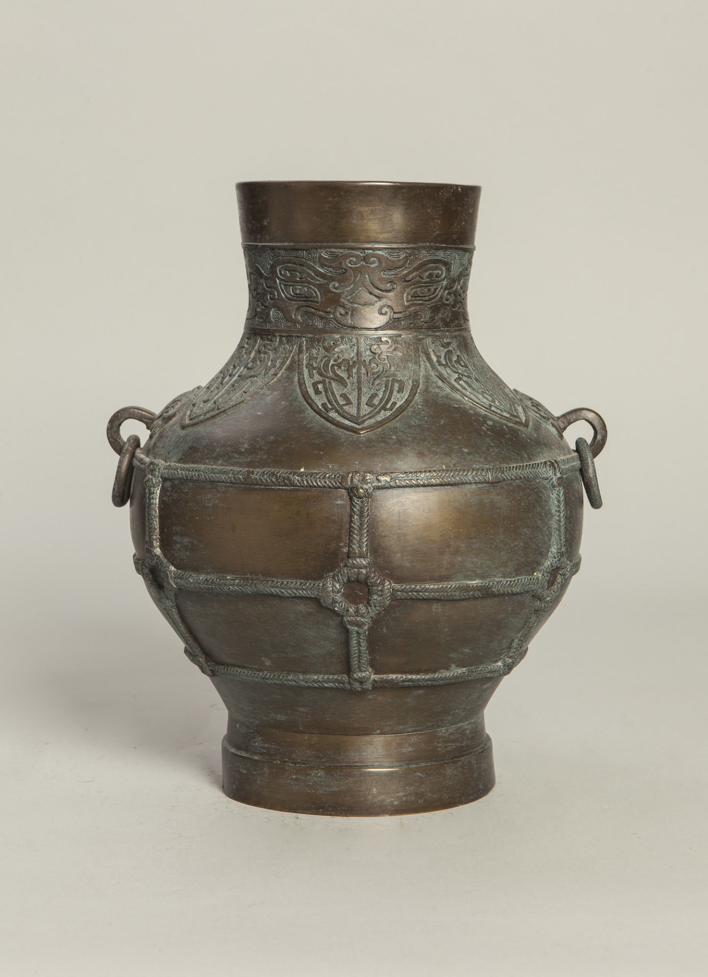vase de forme Hu ciselé au col d'une frise de motifs de têtes de chimères et d'oiseaux archaïsant et