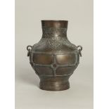 vase de forme Hu ciselé au col d'une frise de motifs de têtes de chimères et d'oiseaux archaïsant et