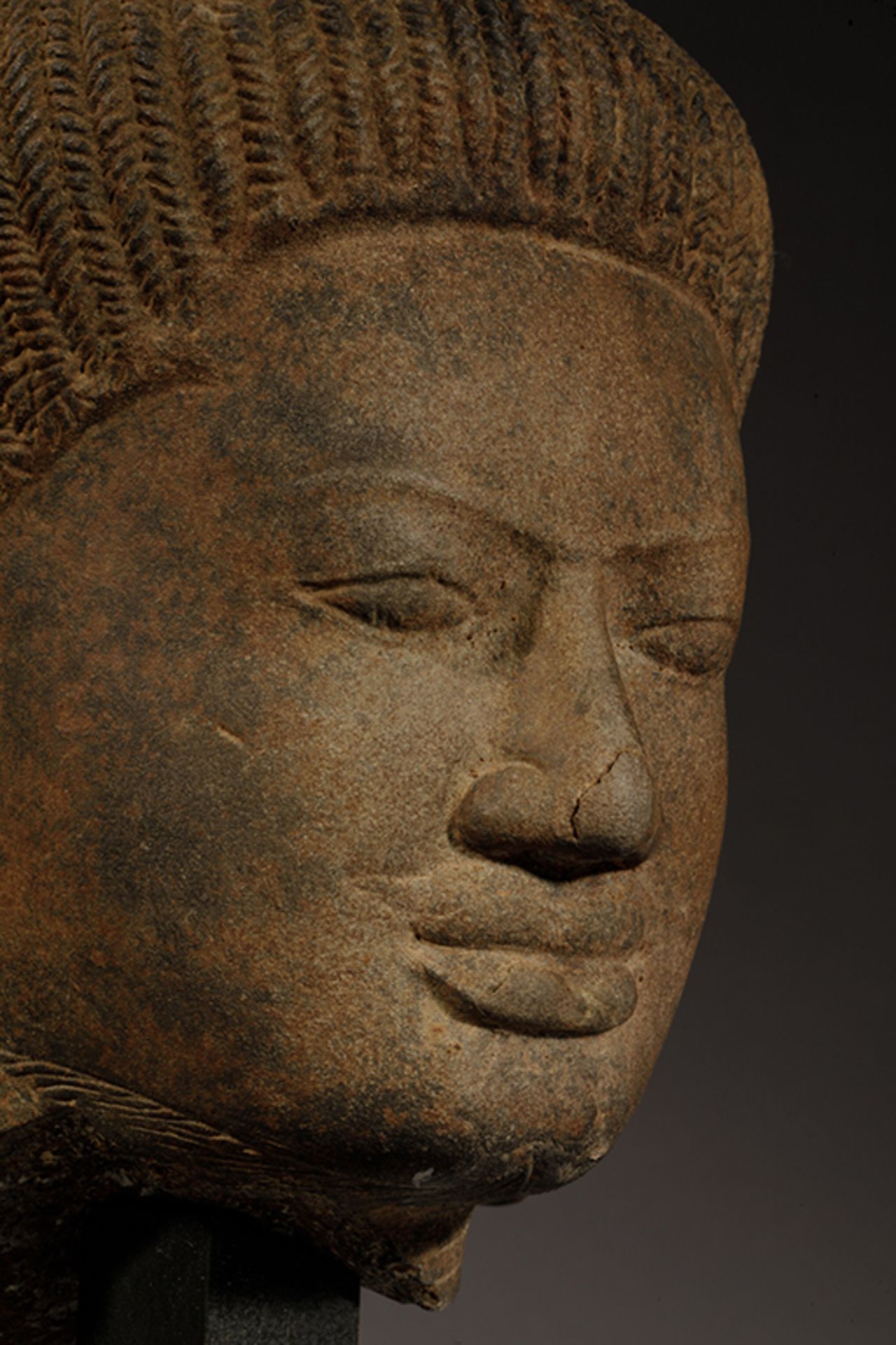 Tête de Shiva à la beauté juvénile, coiffée de fines tresses retenues par une bague perlée en un - Image 4 of 8