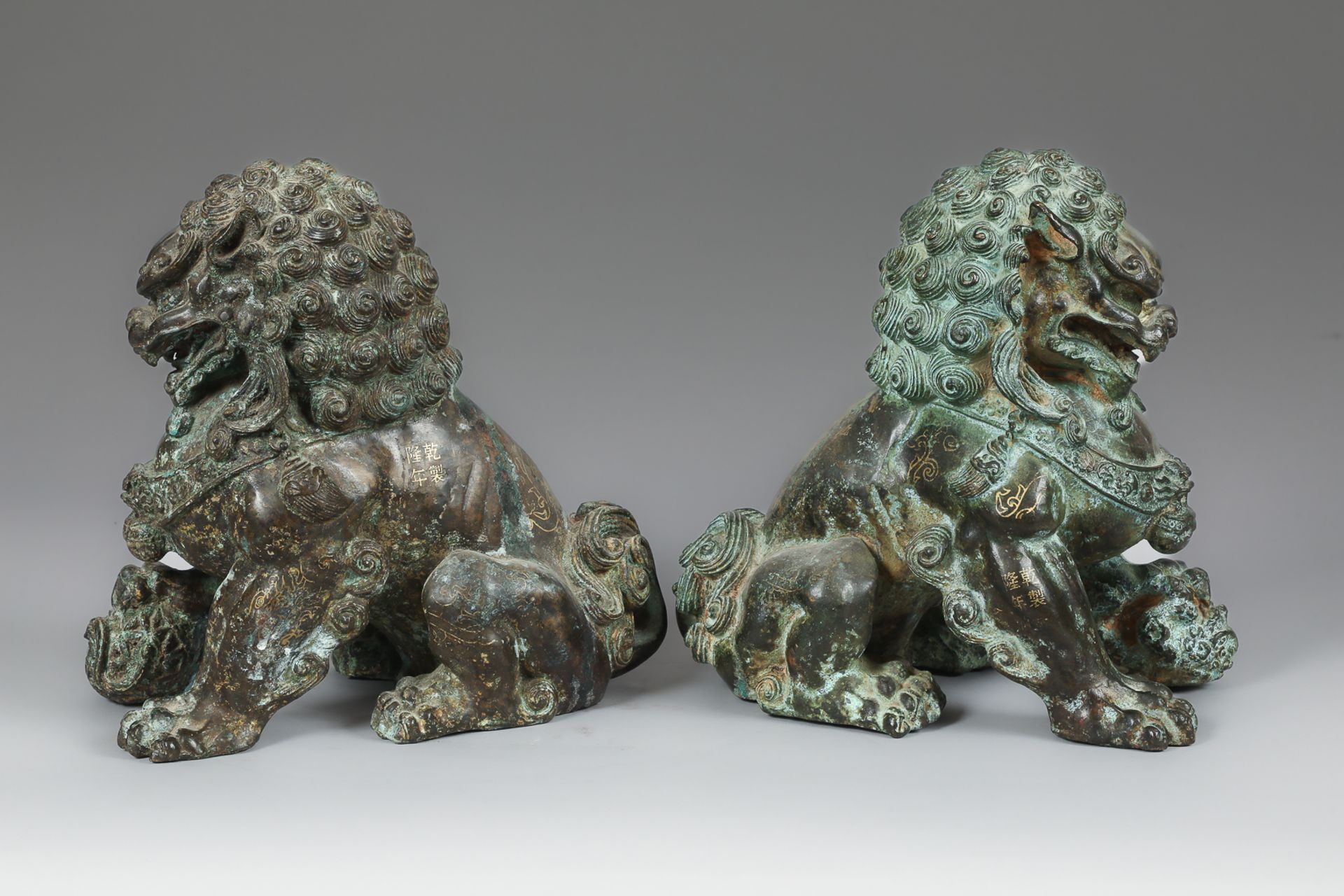 Paire de chimères chiens de Fô en bronze Chine Ht 28cm x 30 x18cm - Bild 2 aus 4