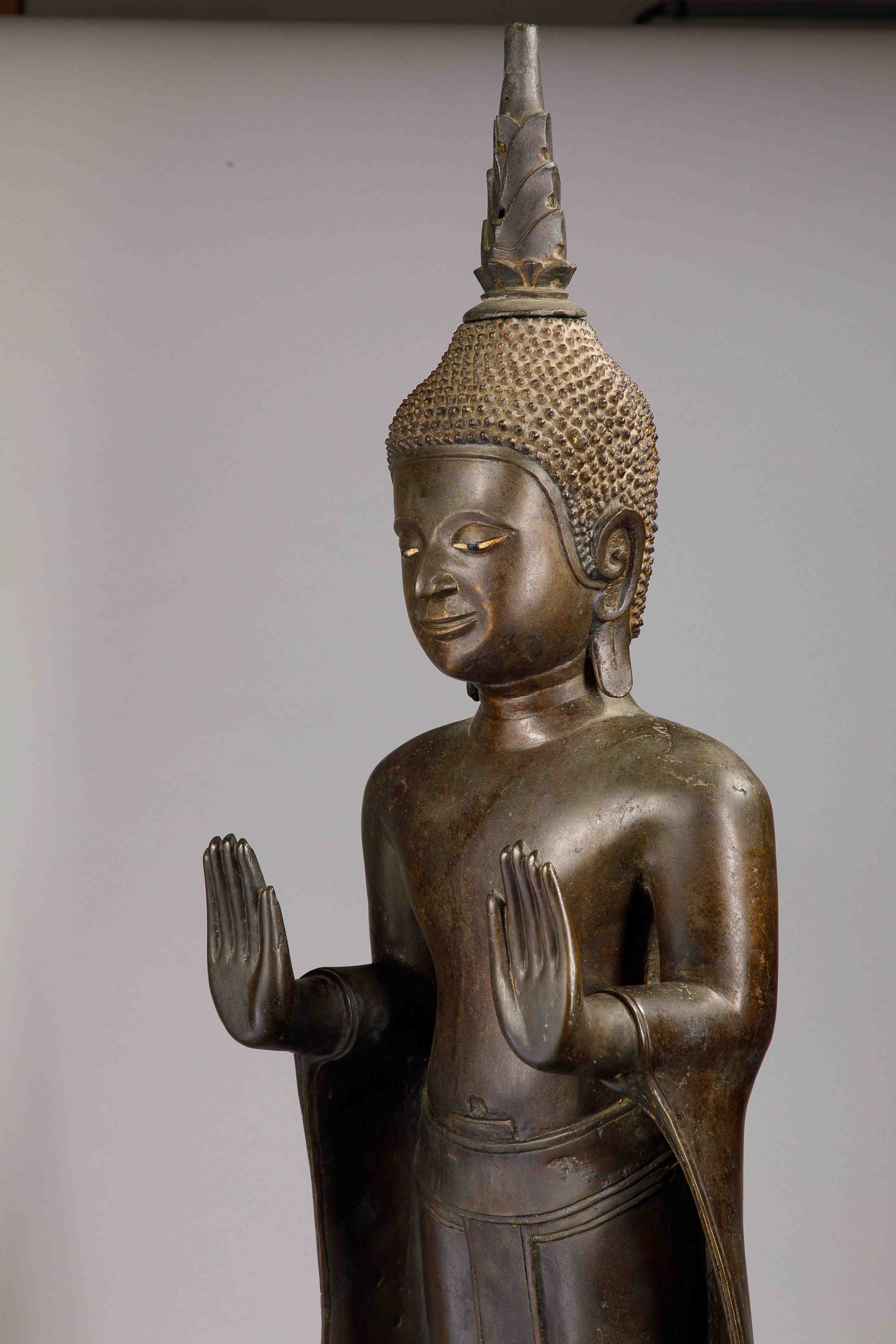 Important Buddha debout sur un haut tertre cylindrique , dans une posture hiératique, les deux mains - Image 3 of 5