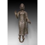 Buddha debout vêtu d’une robe monastique « uttarasangha » plissée moulant son corps juvénile, la