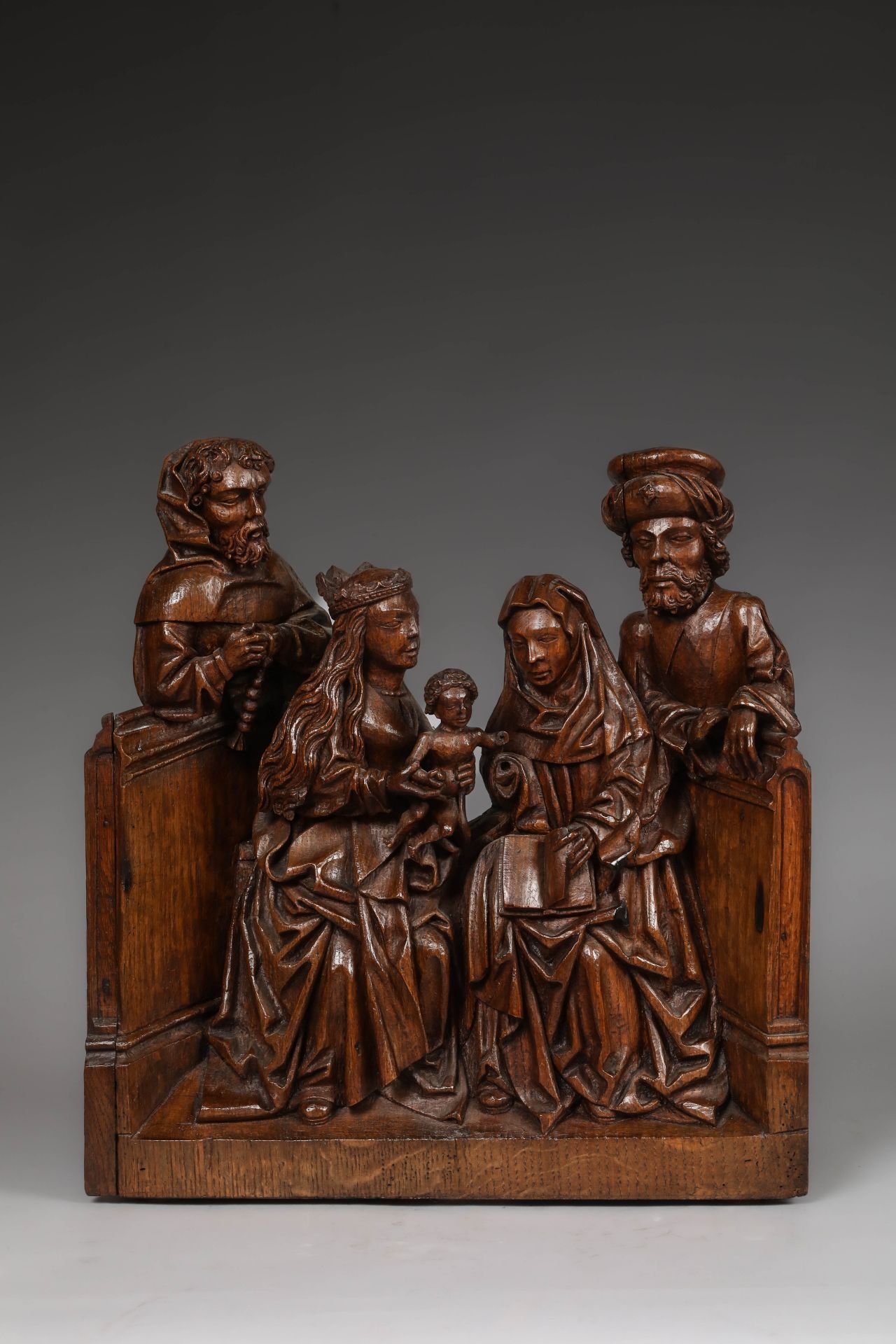 Groupe Flamand : Vierge à l'enfant couronnée accompagnée de Sainte Anne, assises, vêtues de longs