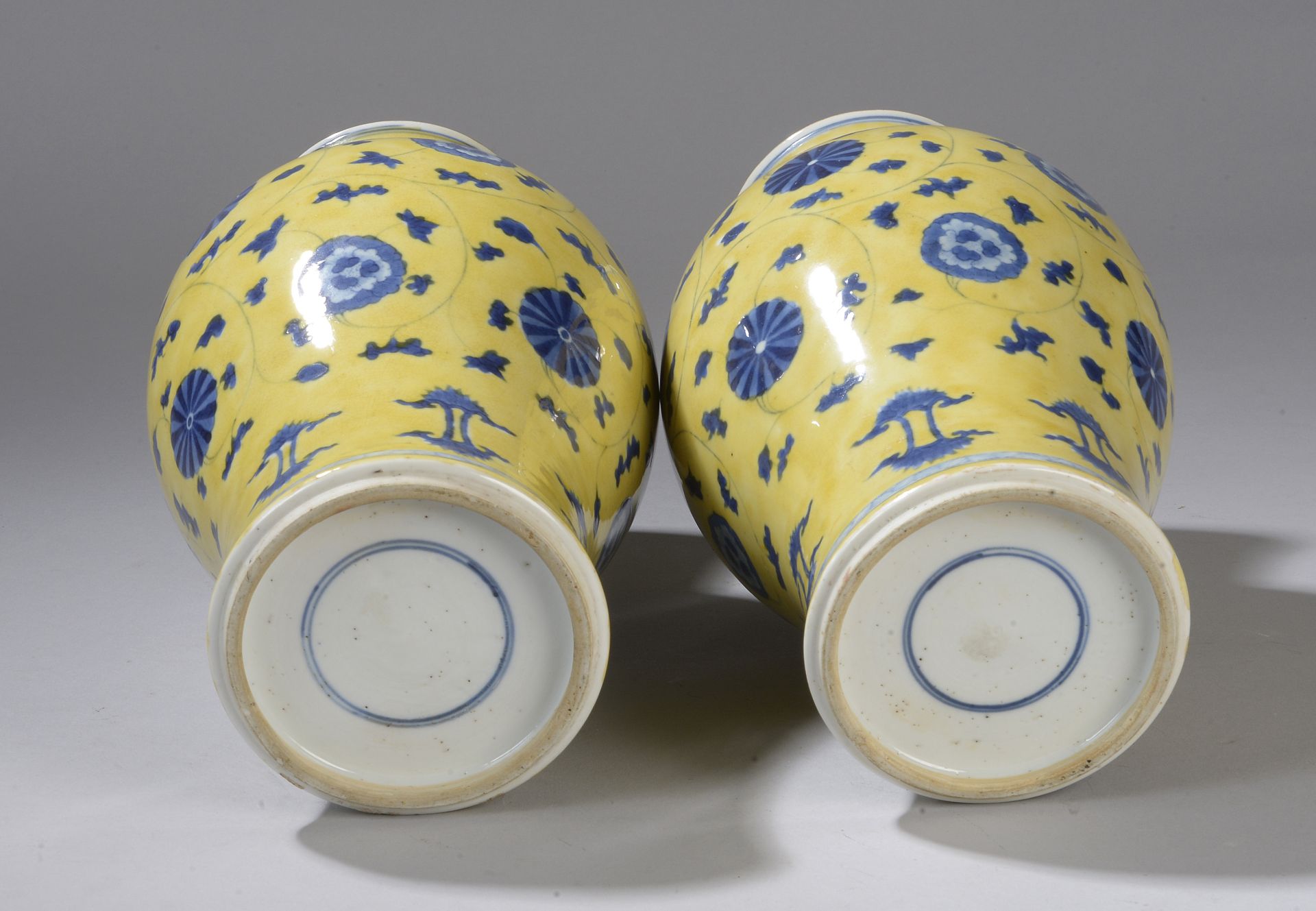 Paire de vase balustre en porcelaine à couverte jaune décorée de médaillons floraux bleu reliés - Bild 2 aus 2