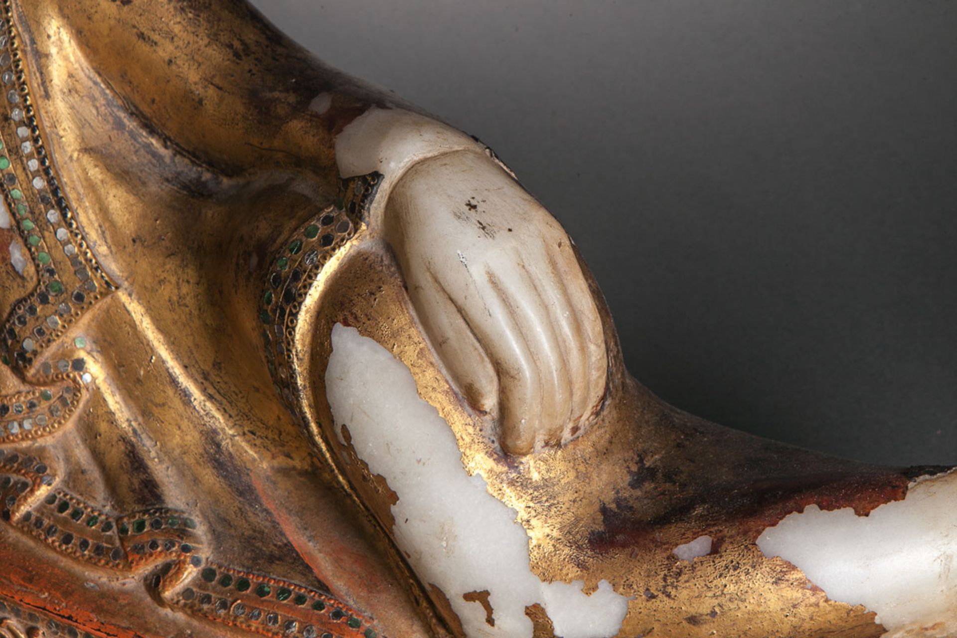 Parinirvâna Buddha allongé la tête reposant sur son bras accoudé vêtu d'une robe monastique plissée, - Image 3 of 5
