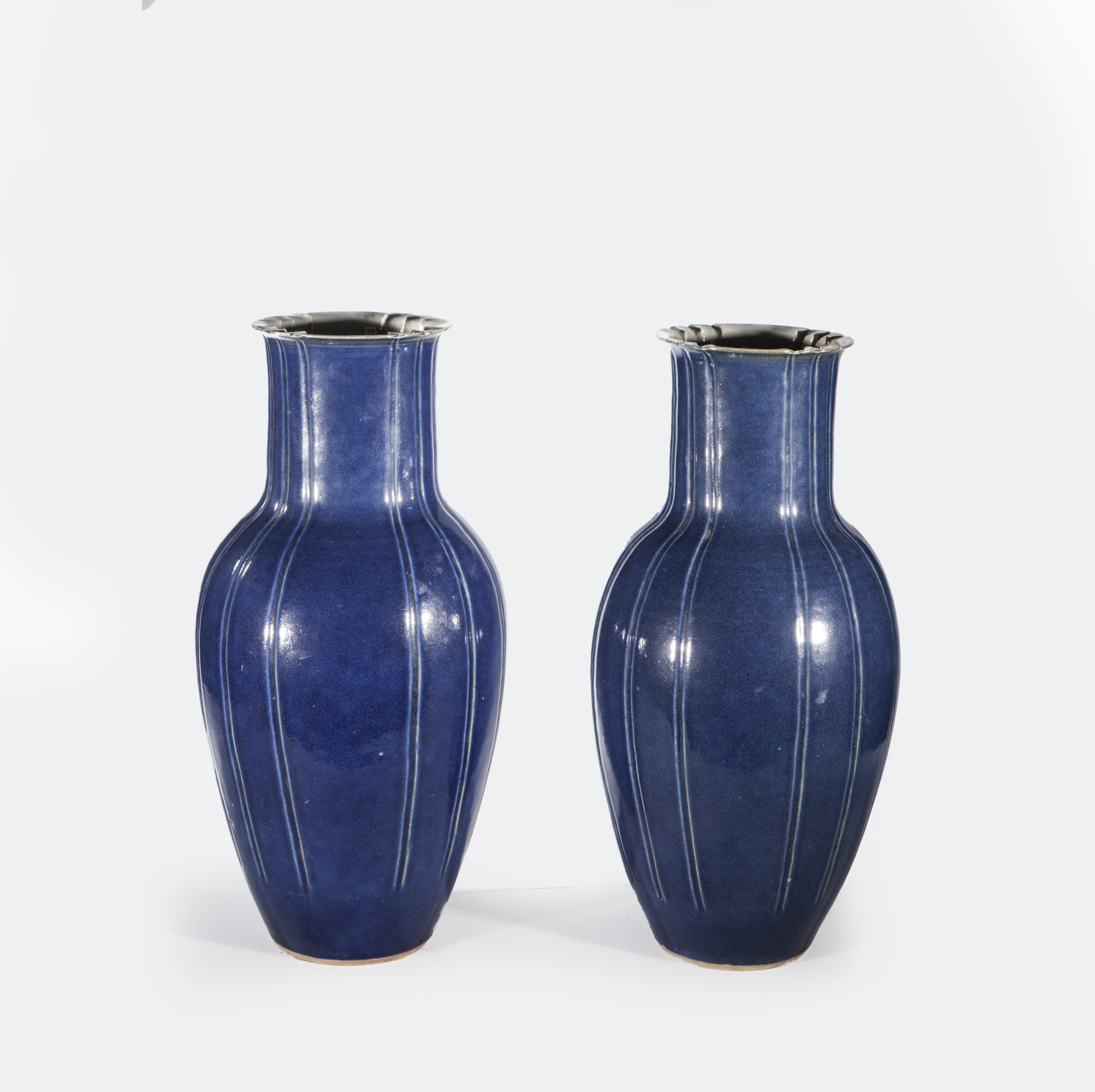 Paire de vases en porcelaine monochrome bleu outre-mer décoré en "plis de serviettes" Chine Dynastie