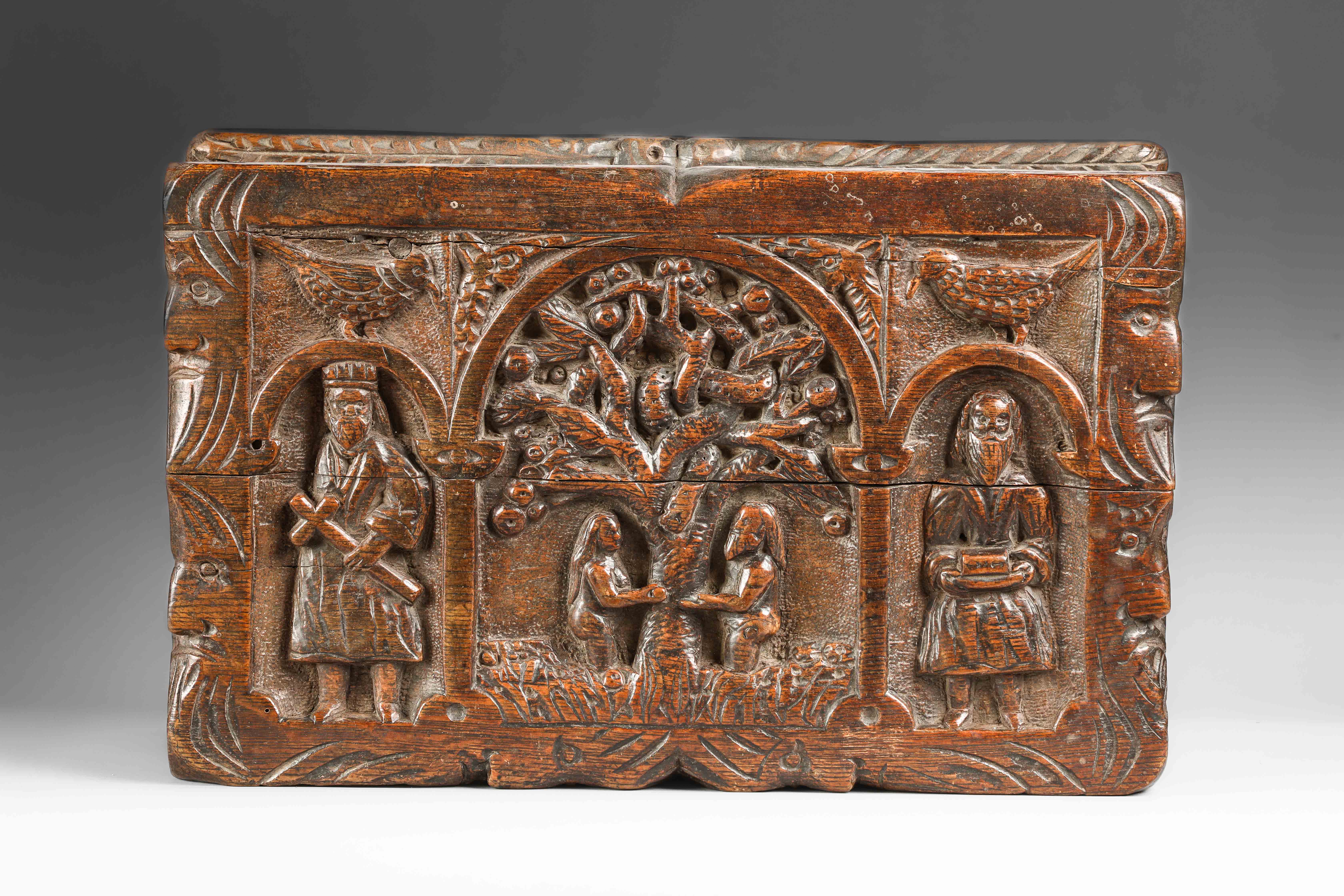 Coffret quadrangulaire ciselé sur les quatre faces de divers saints et personnages religieux assis - Image 4 of 4