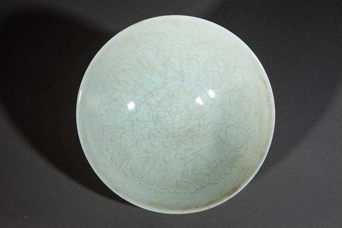 Paire de coupelles Qinbaï en fine porcelaine à décor incisé sous couverte monochrome céladon - Image 2 of 5