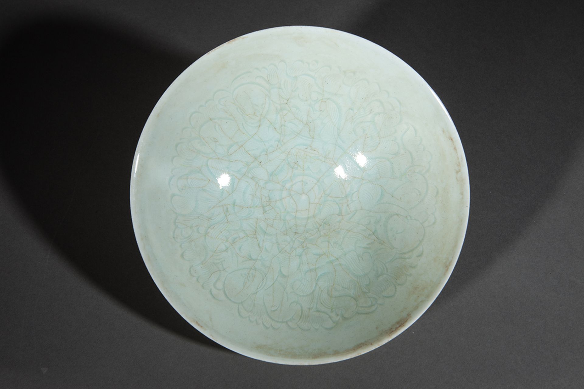 Paire de coupelles Qinbaï en fine porcelaine à décor incisé sous couverte monochrome céladon - Bild 2 aus 5