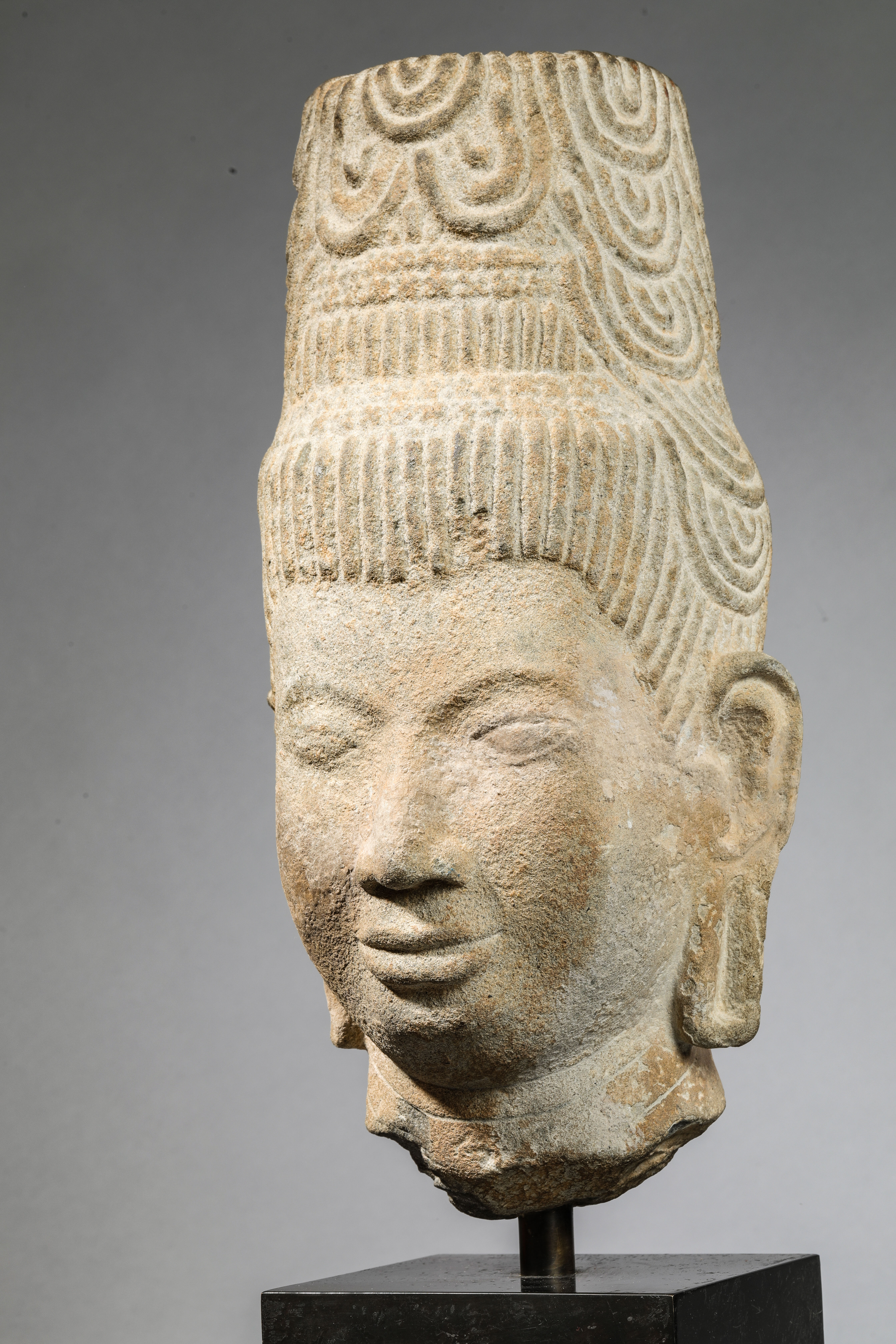 Tête de Shiva coiffée d’un important chignon cylindrique d’ascète à la chevelure organisée en larges - Image 2 of 9