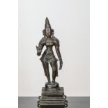La déesse Parvati, debout en posture dite « Tribanga », à la beauté juvénile, une main le long du