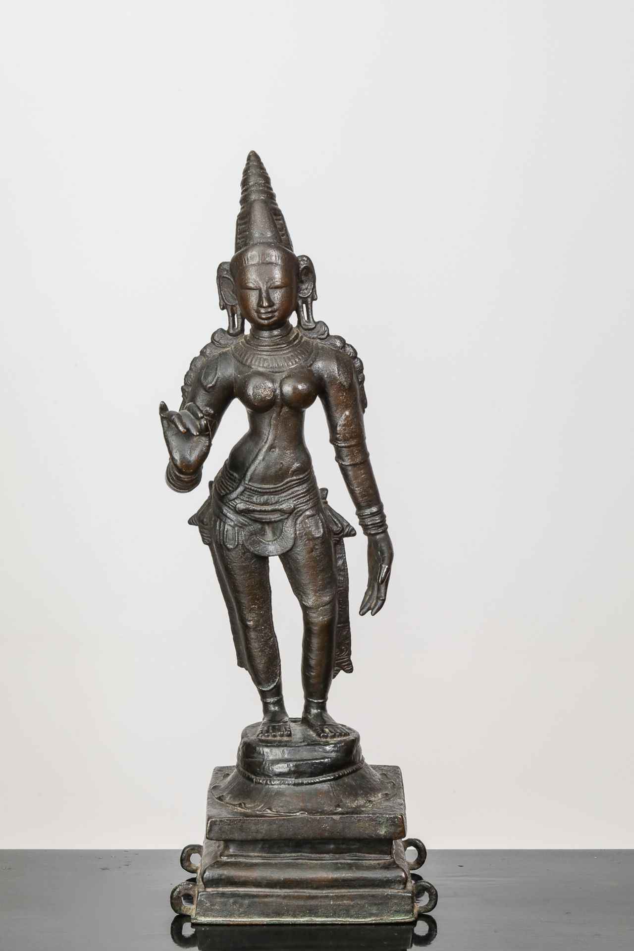 La déesse Parvati, debout en posture dite « Tribanga », à la beauté juvénile, une main le long du