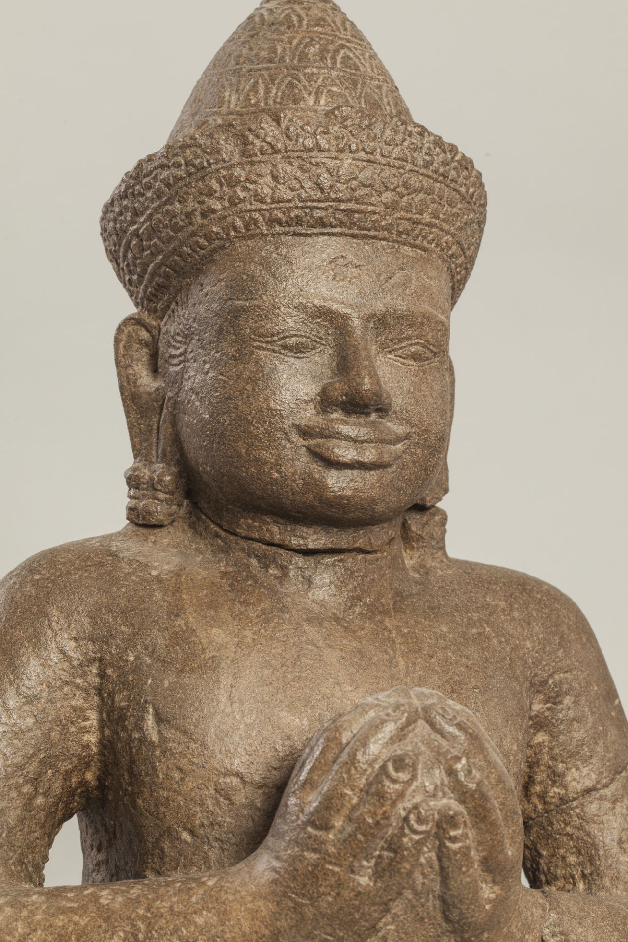 Vishnu assis en dianasana, les mains jointes tenant une offrande, coiffé d’un diadème filmant - Bild 2 aus 2