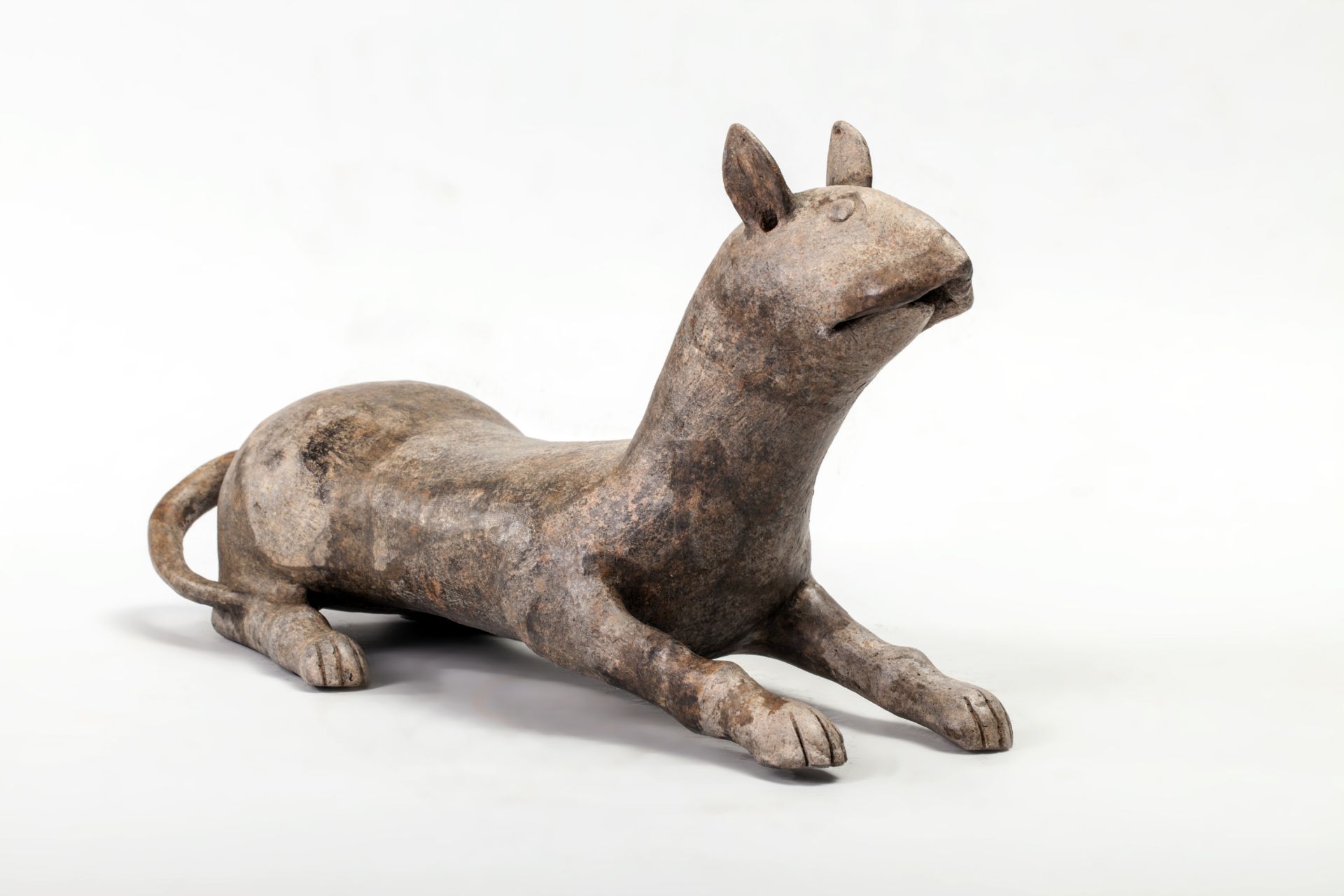 Rat figuré tapis prêt à bondir Terre cuite grise à traces de polychromie Chine Dynastie Han 206