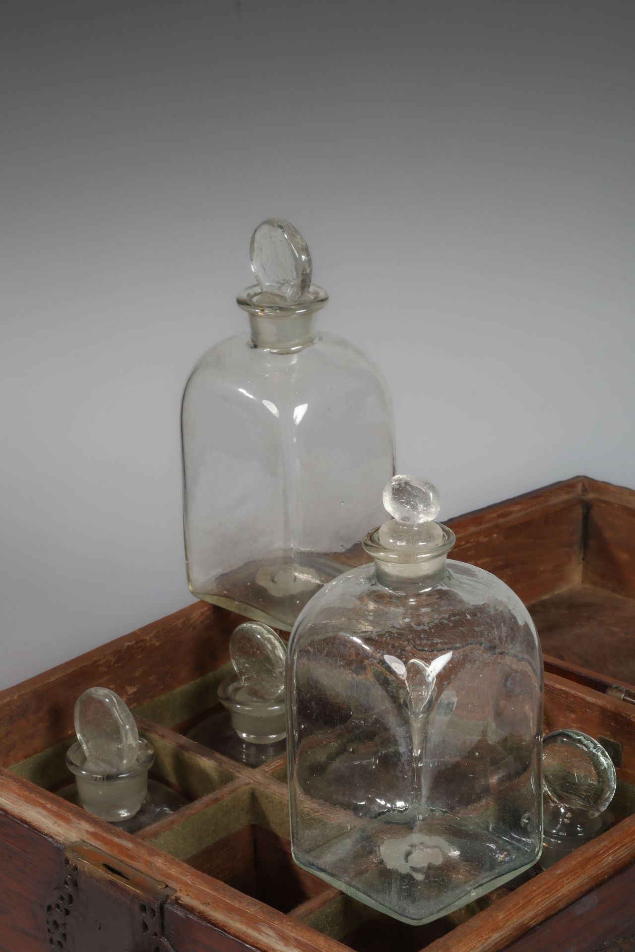 Coffre à liqueur en bois et ferrure, comprenant 12 flacons de verre ancien France 17 eme siècle - Bild 8 aus 8