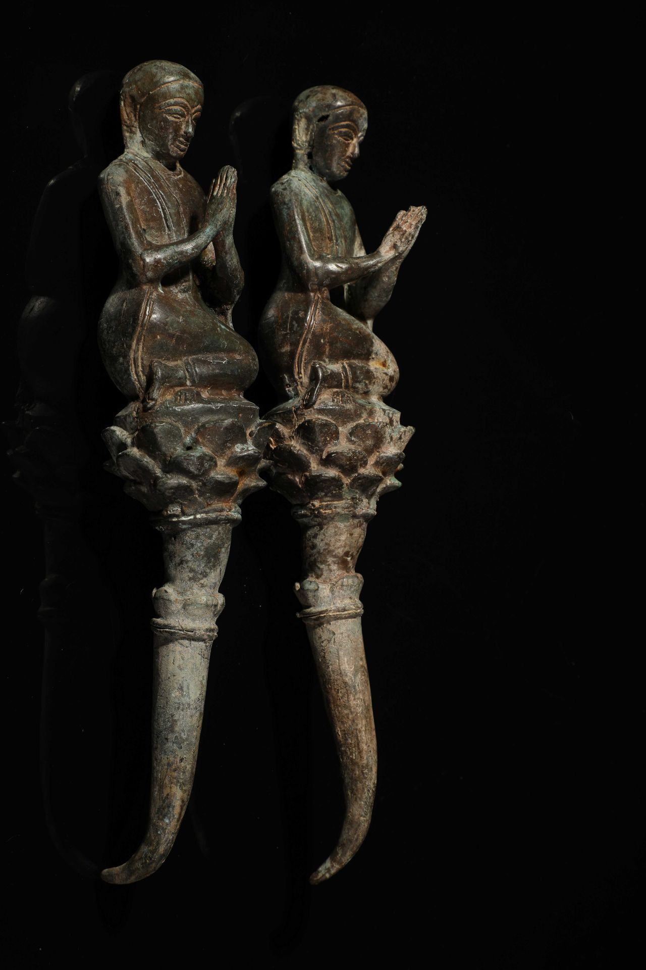 Paire d'adorants supportés par des tiges de lotus épanouis qui étaient placées à l'avant des statues - Bild 2 aus 4