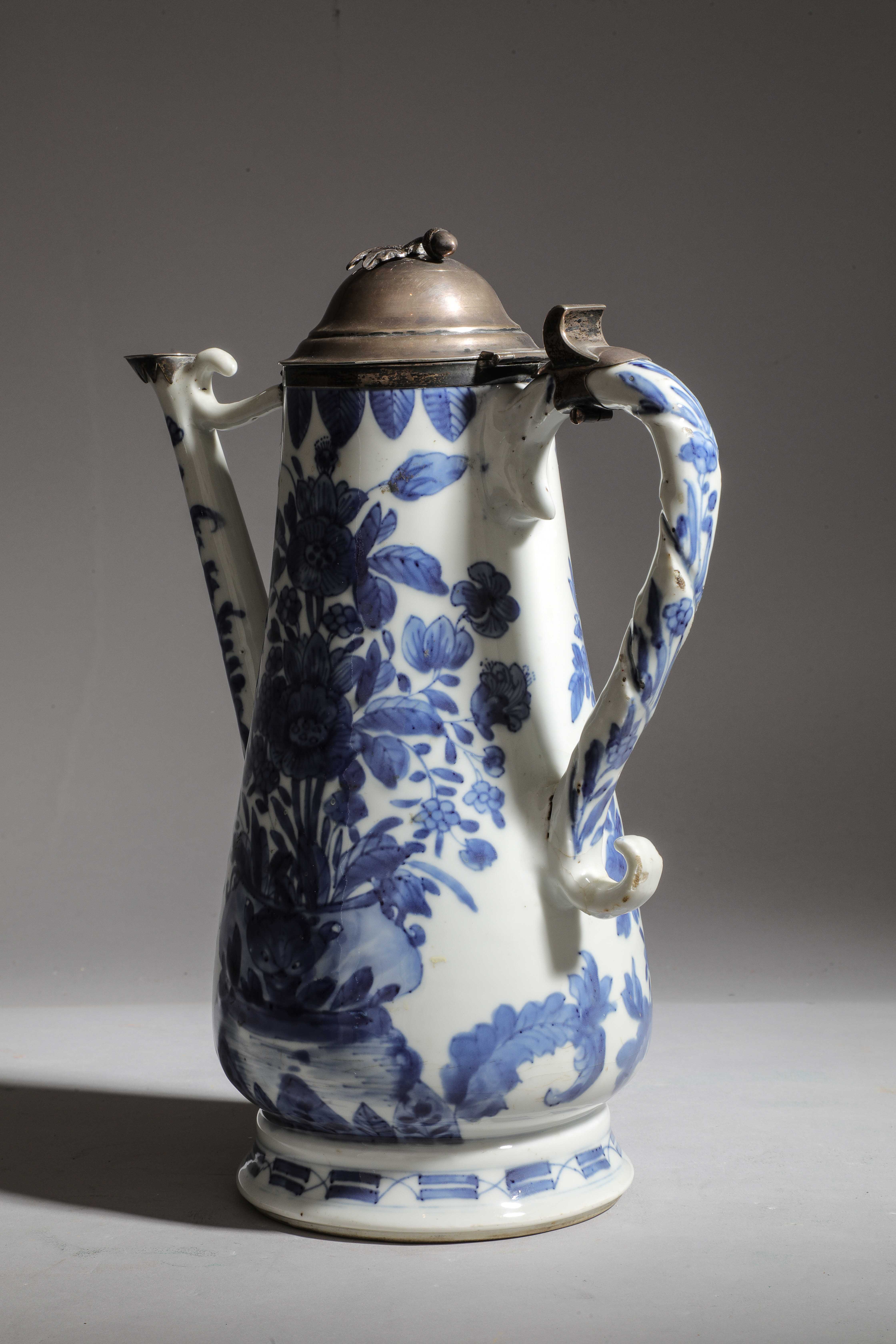 Verseuse en porcelaine blanche décorée en bleu cobalt sous couverte de motifs floraux Chine Dynastie - Image 4 of 5