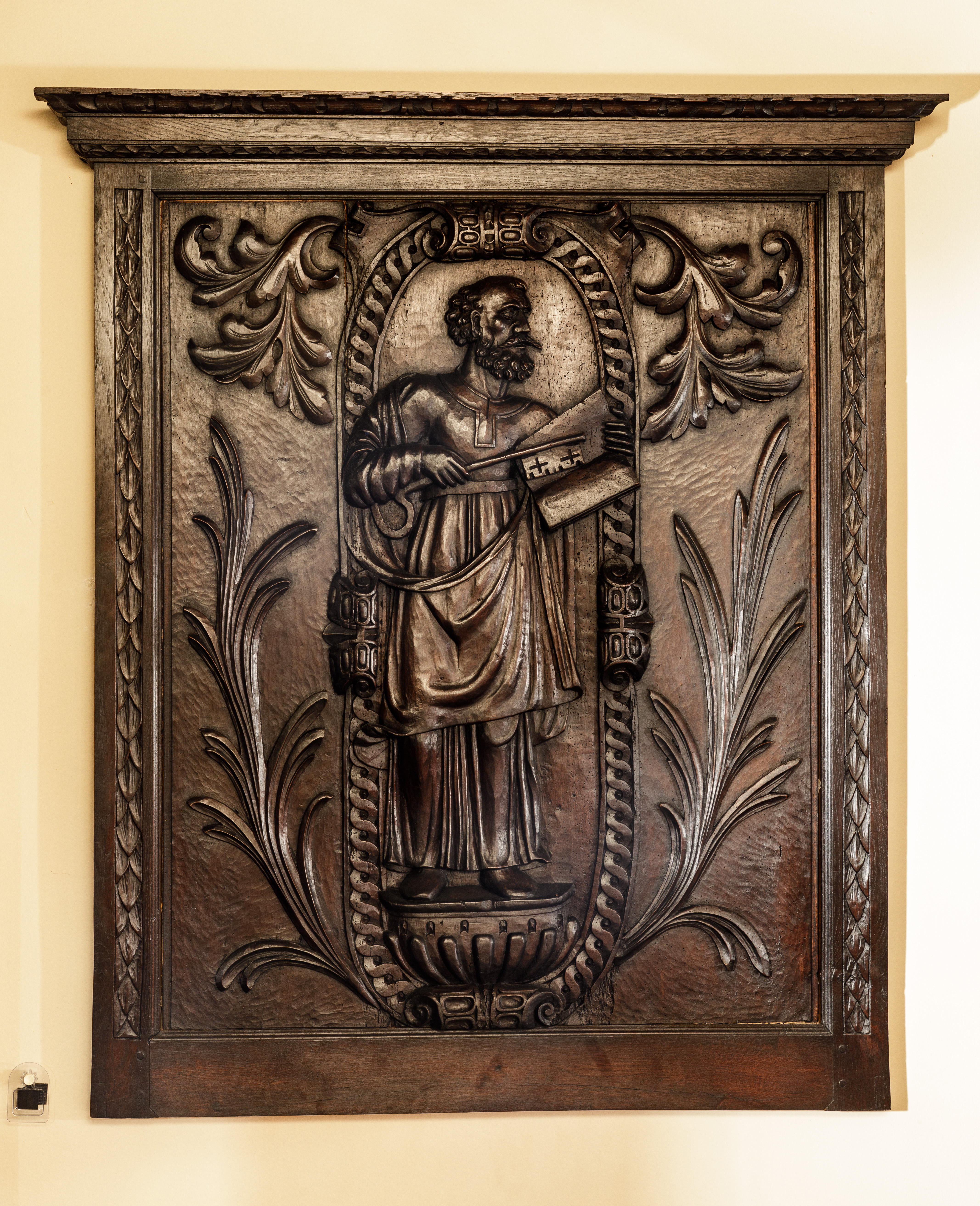 Panneau en bois de chêne sculpté représentant Saint Pierre 17 em siècle 120x94cm