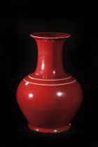 Vase balustre Lang Yao en porcelaine à glaçure monochrome sang de bœuf Chine Dynastie Qing Début
