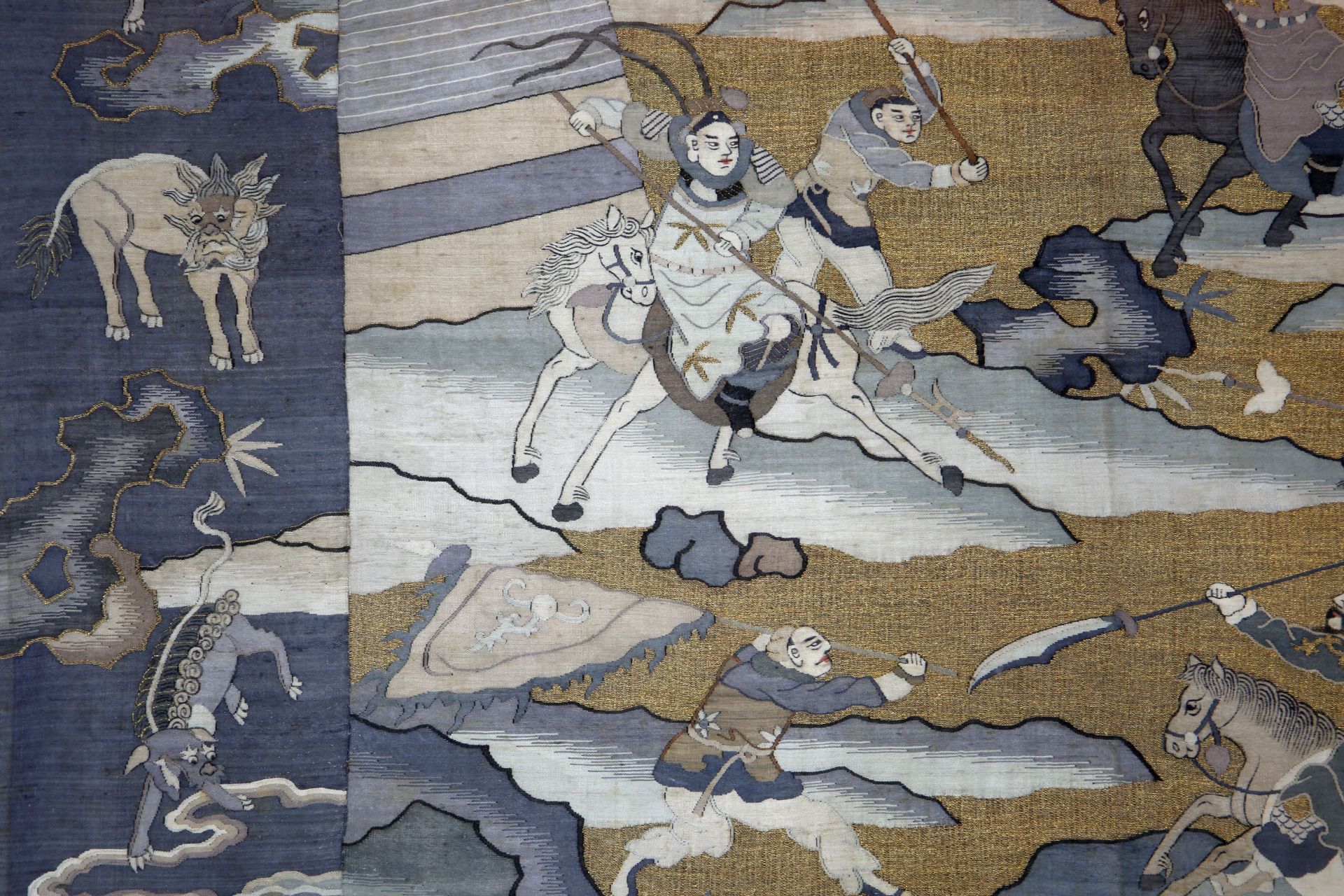 Panneau de tapisserie de soie et fils d’or en tissage « Kosseu » Illustré d’une scène guerrière - Image 7 of 7