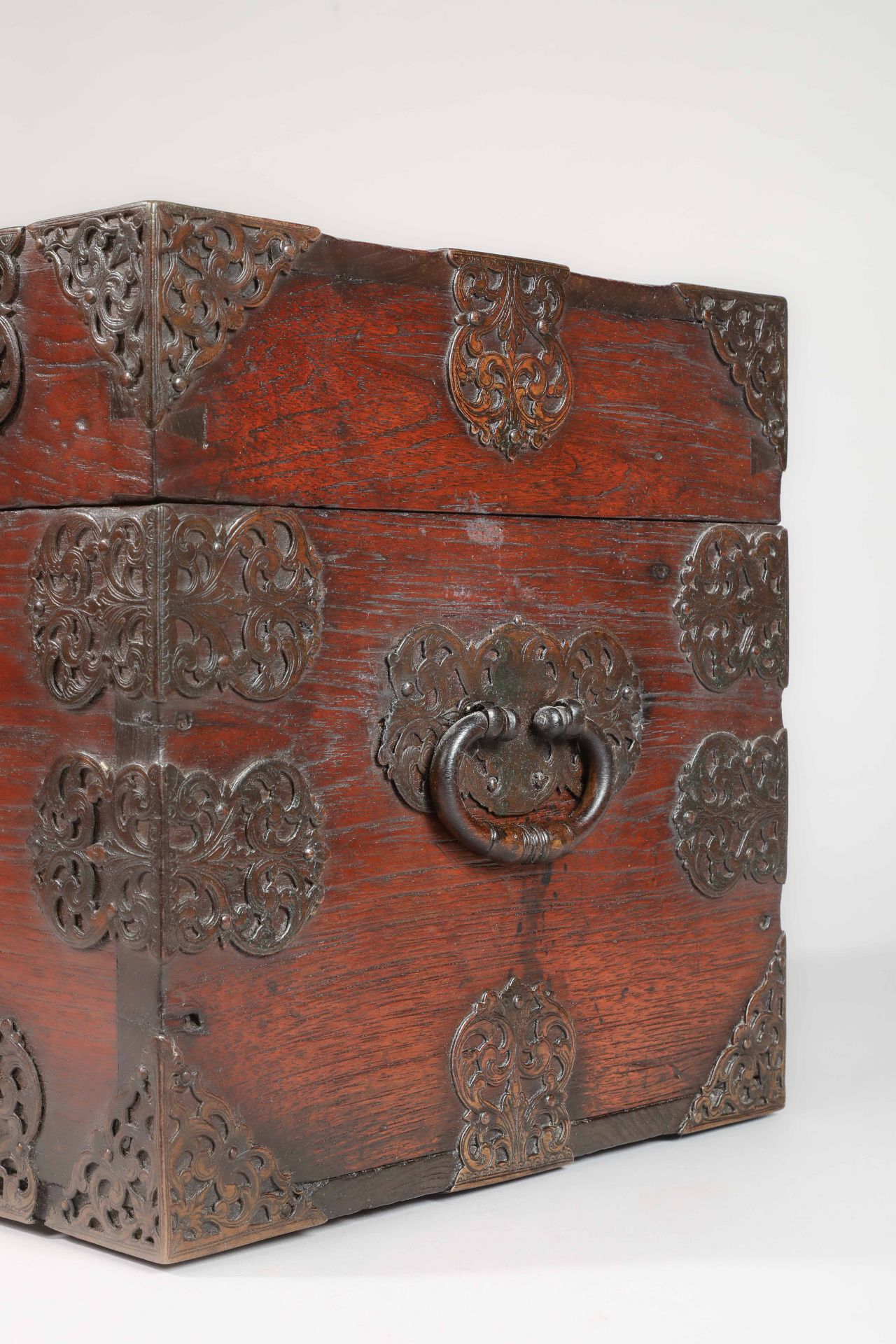 Coffre à liqueur en bois et ferrure, comprenant 12 flacons de verre ancien France 17 eme siècle - Image 4 of 8