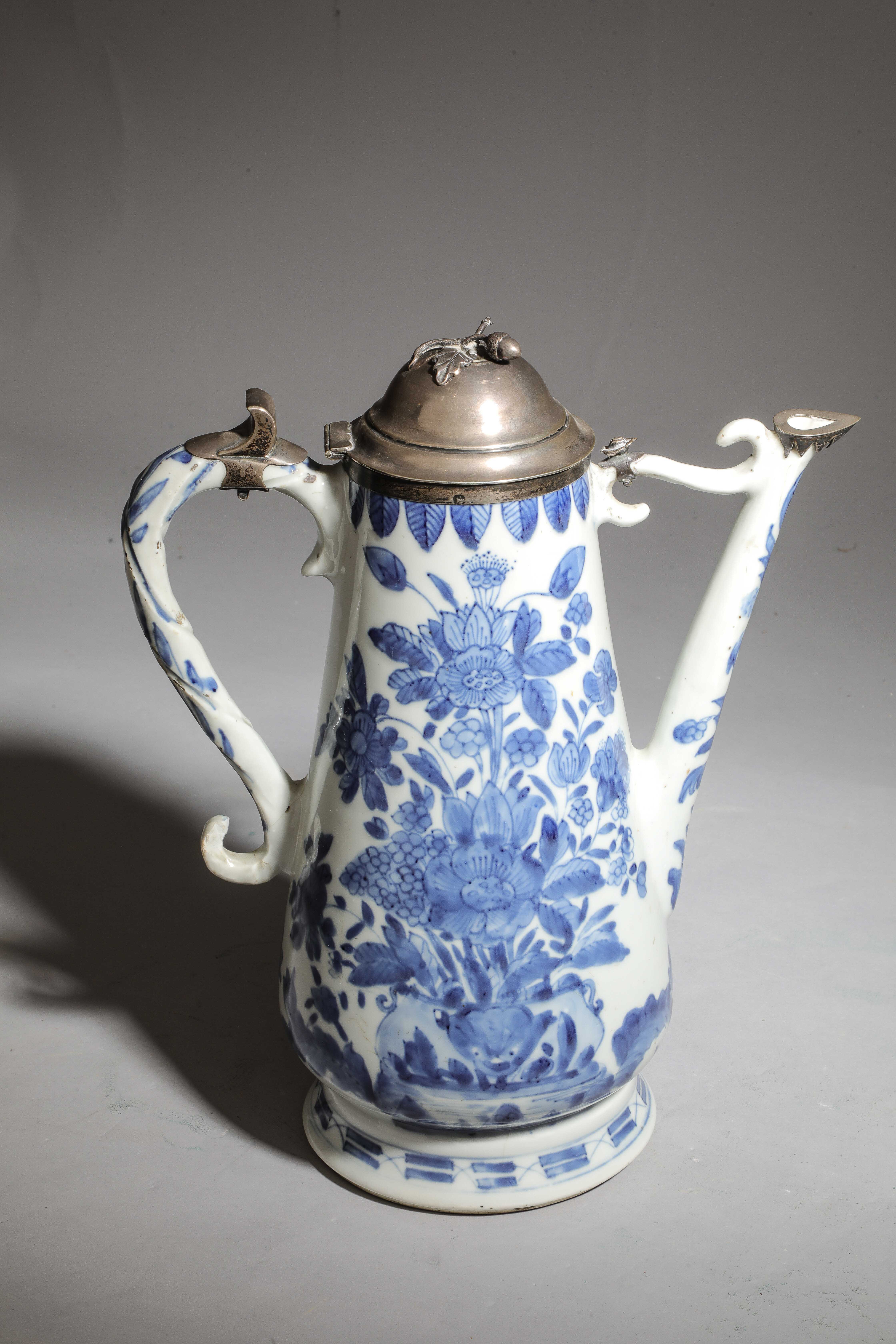 Verseuse en porcelaine blanche décorée en bleu cobalt sous couverte de motifs floraux Chine Dynastie