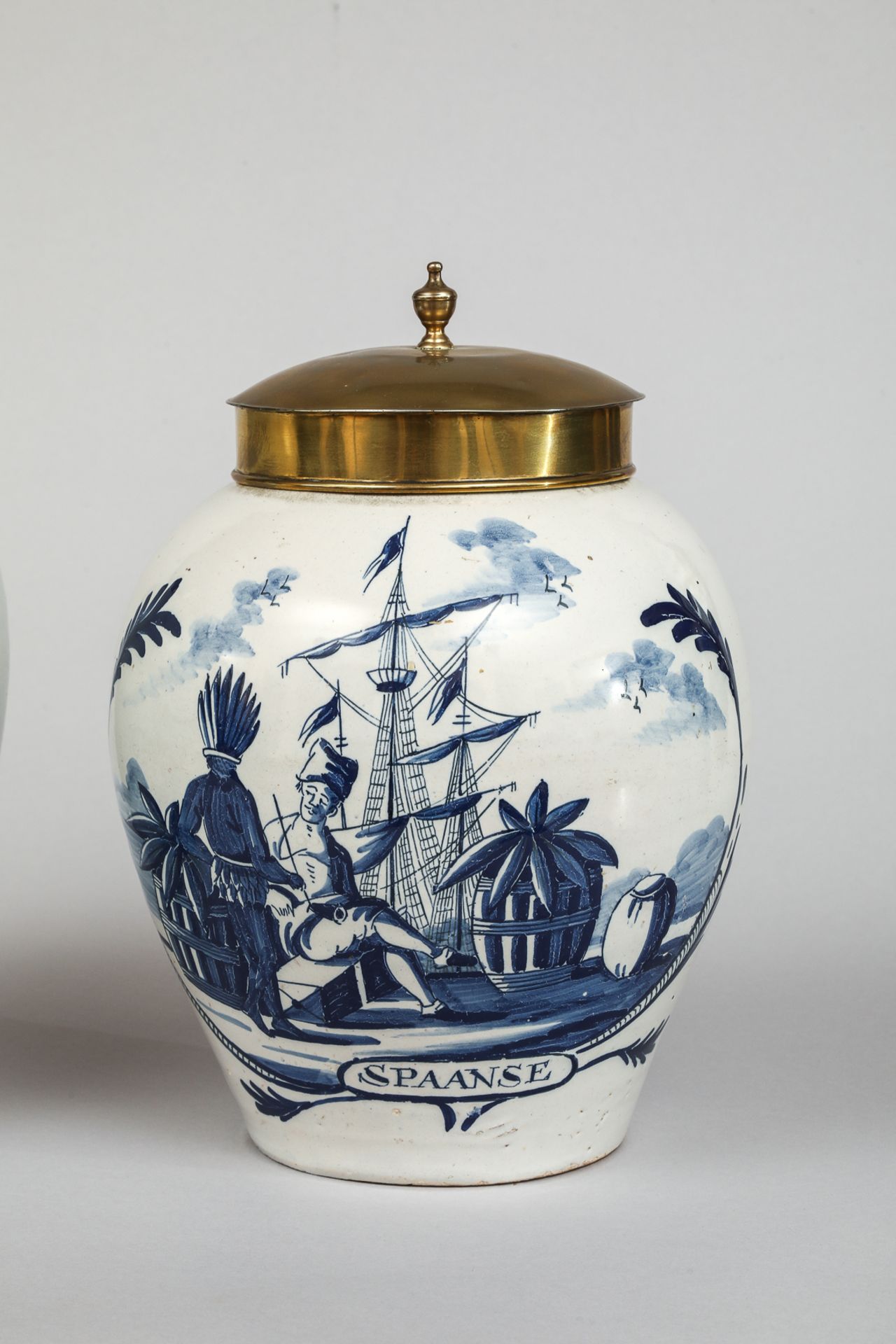 Paire de pots à tabac "Hanover" en céramique blanche décorée en bleu cobalt sous couverte d'un - Bild 3 aus 5
