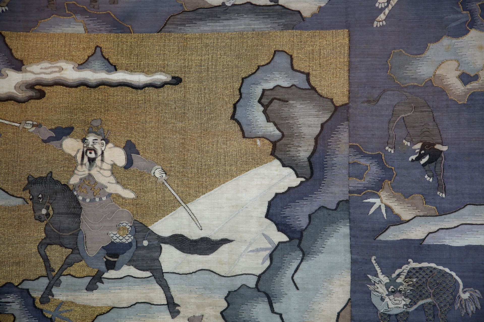 Panneau de tapisserie de soie et fils d’or en tissage « Kosseu » Illustré d’une scène guerrière - Image 6 of 7