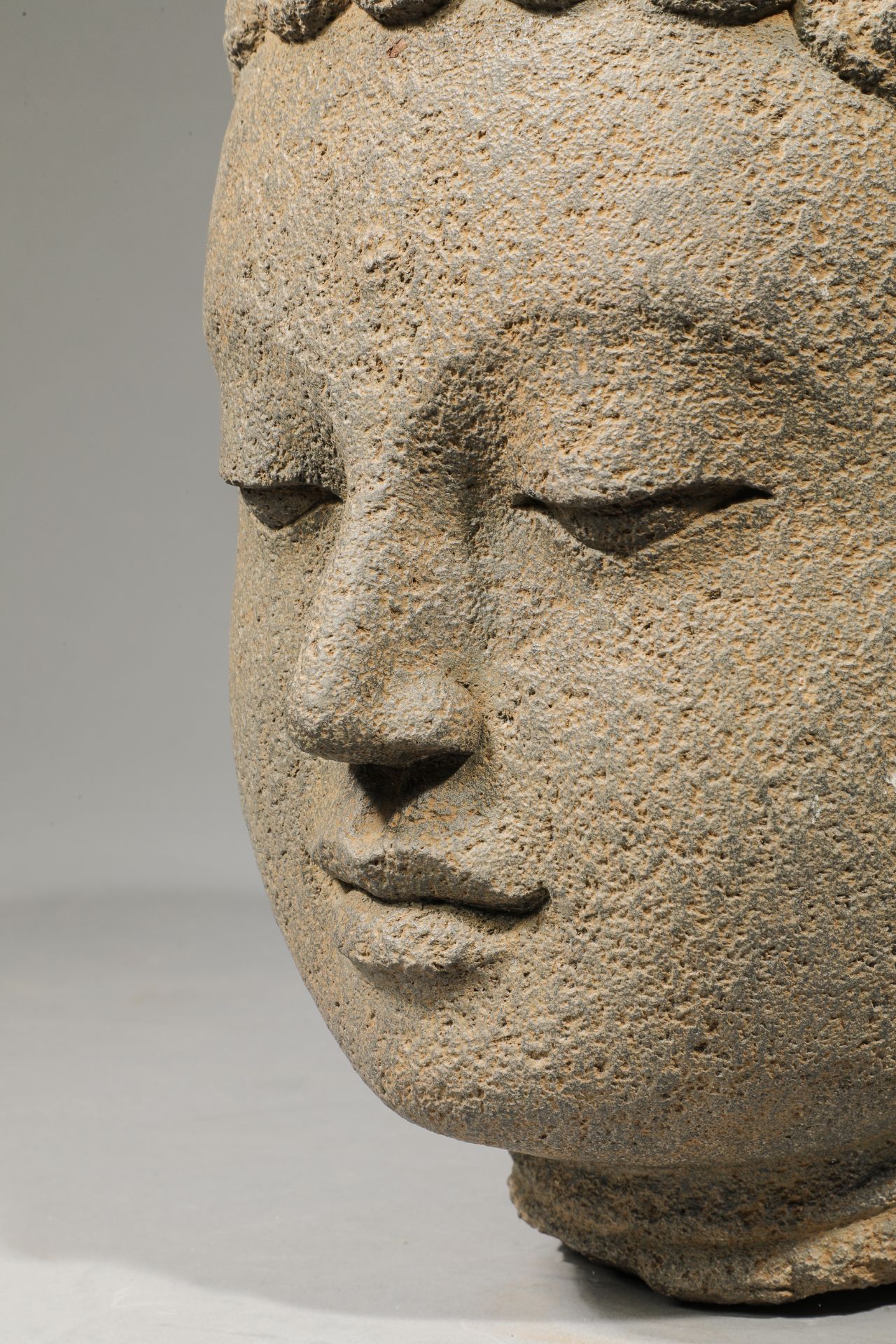 Tête de Buddha à l'expression sereine les yeux mi-clos , la coiffure à larges bouclettes surmontée - Bild 4 aus 5