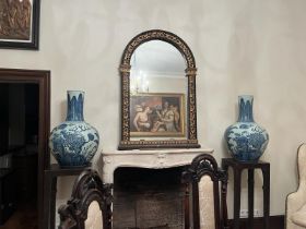 Importante paire de vases à panse globulaire et haut col en porcelaine blanche décoré en bleu cobalt