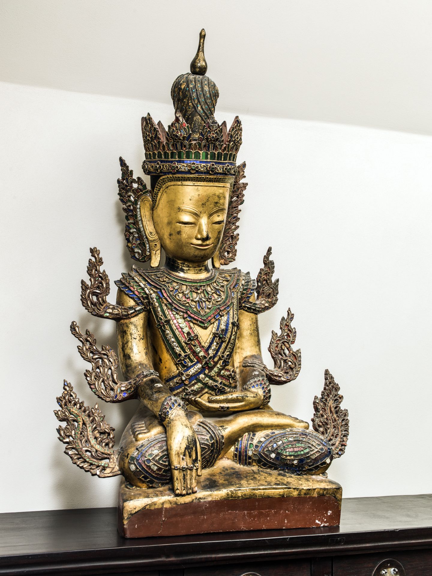 Buddha Maravijaya paré et couronné Laque sec incrusté de sulfures polychromes et doré à la feuille