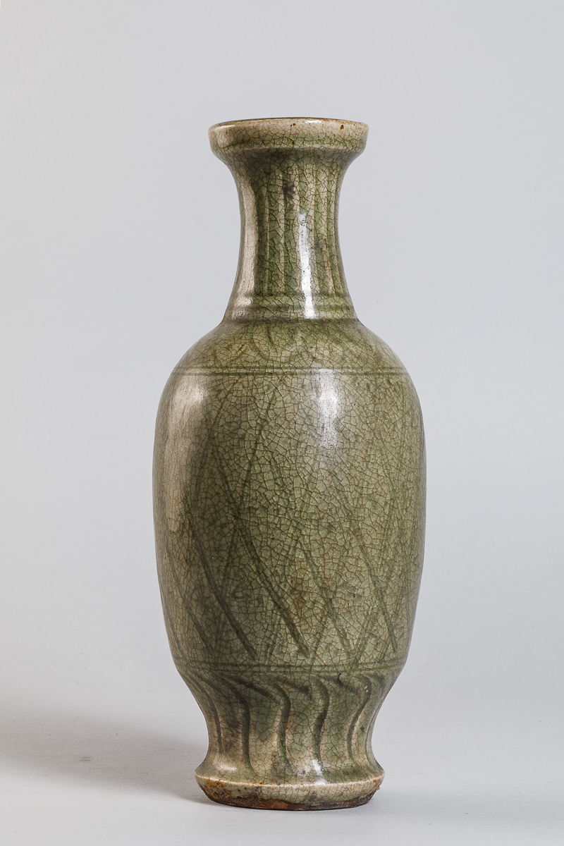 Vase balustre en porcelaine du Longquan en forme de flacon sur piédouche, panse ovoïde et haut col - Image 2 of 4