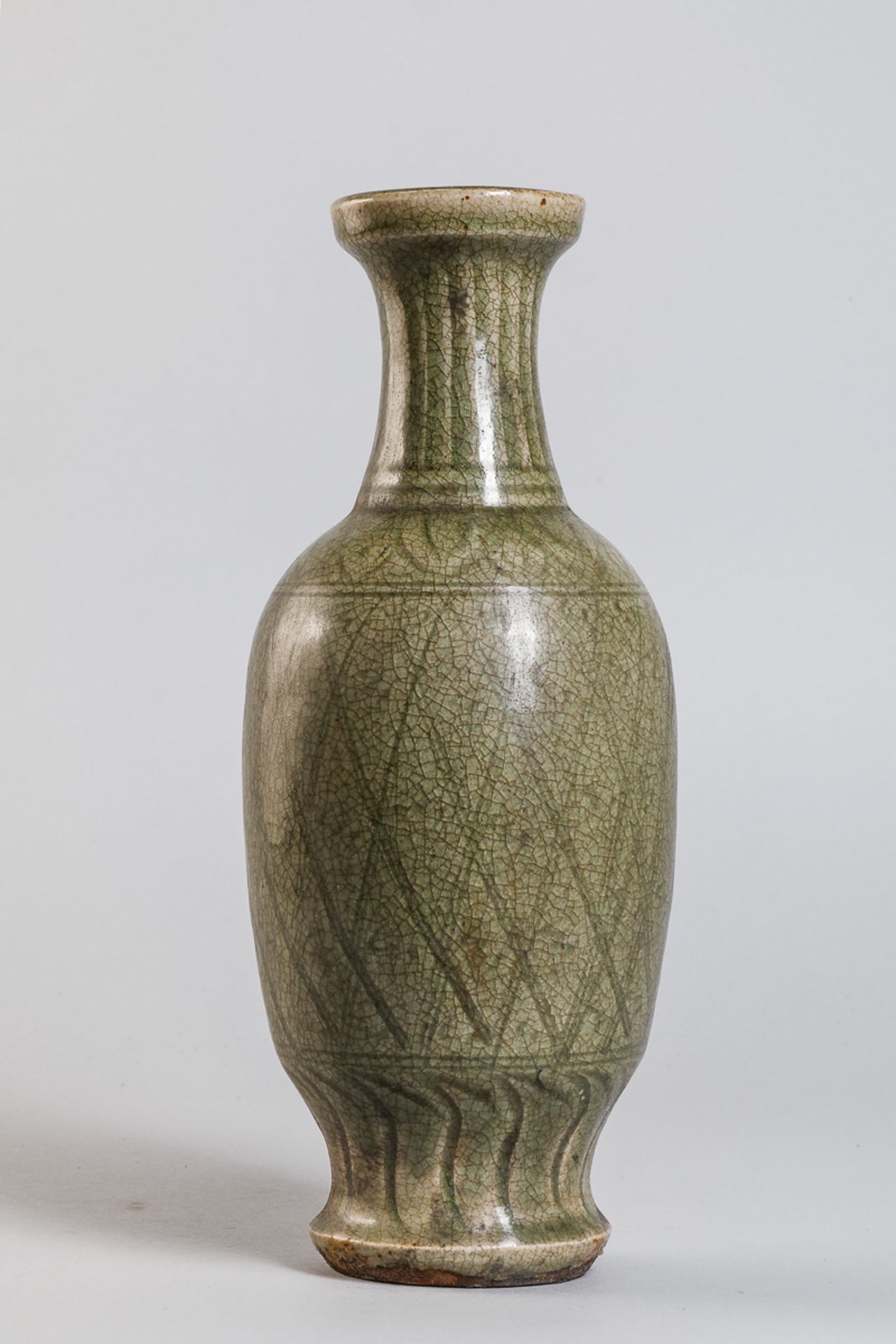 Vase balustre en porcelaine du Longquan en forme de flacon sur piédouche, panse ovoïde et haut col - Bild 2 aus 4