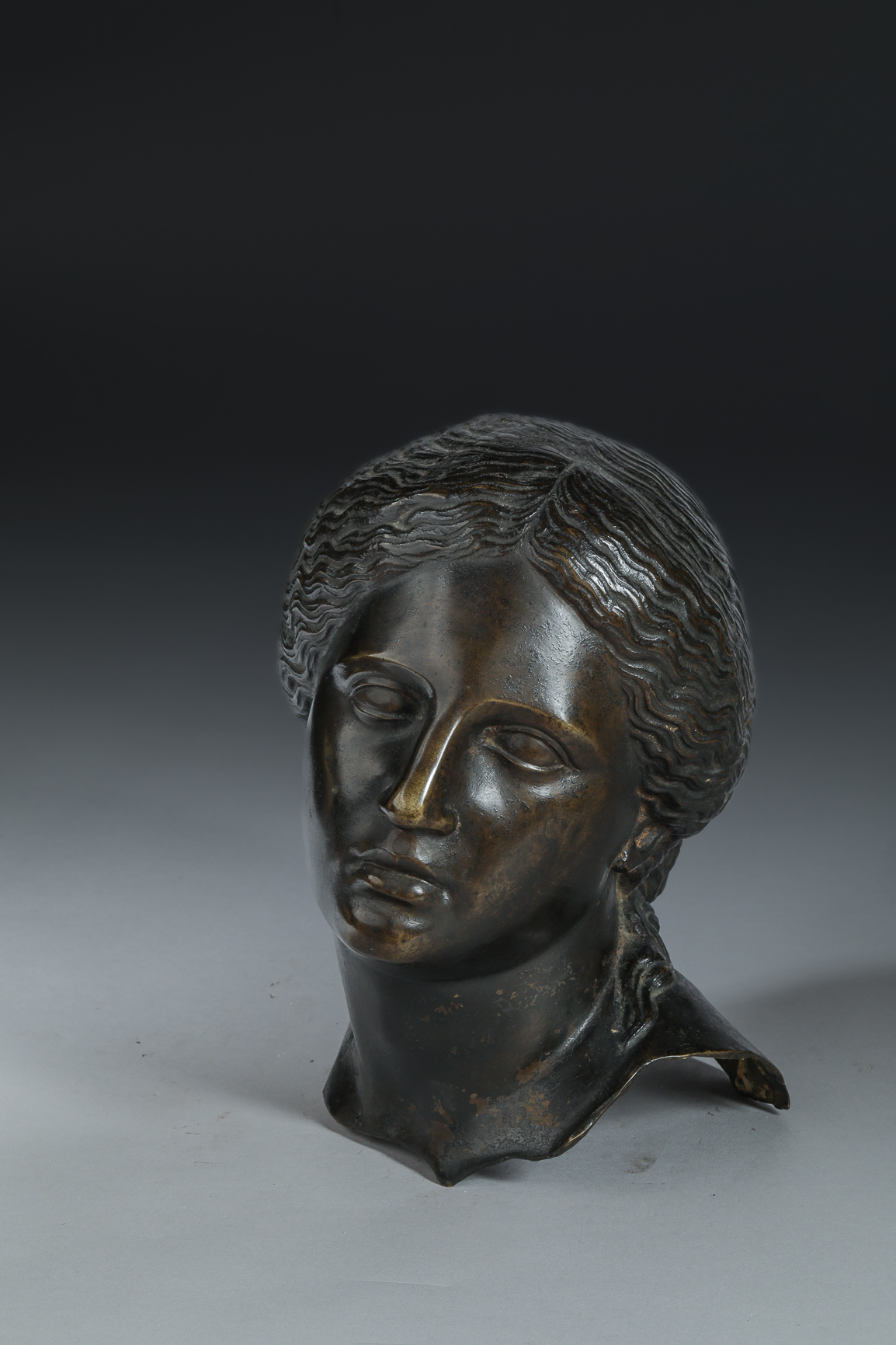 Tête féminine coiffée de cheveux ondulés Bronze 19ème siècle Ht 11cm x diam 15cm - Image 3 of 6