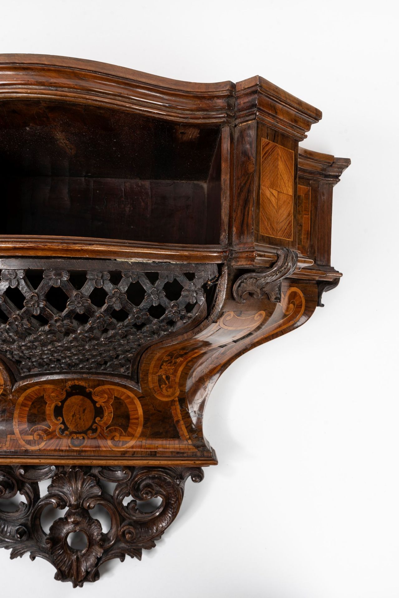 Important small wall console in carved and inlaid wood, with rocaille motifs, 18th century - Image 3 of 10