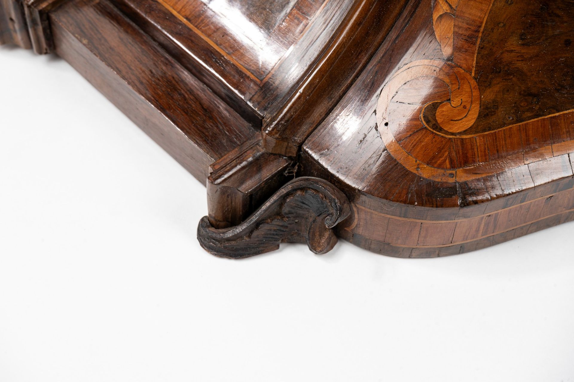 Important small wall console in carved and inlaid wood, with rocaille motifs, 18th century - Image 7 of 10