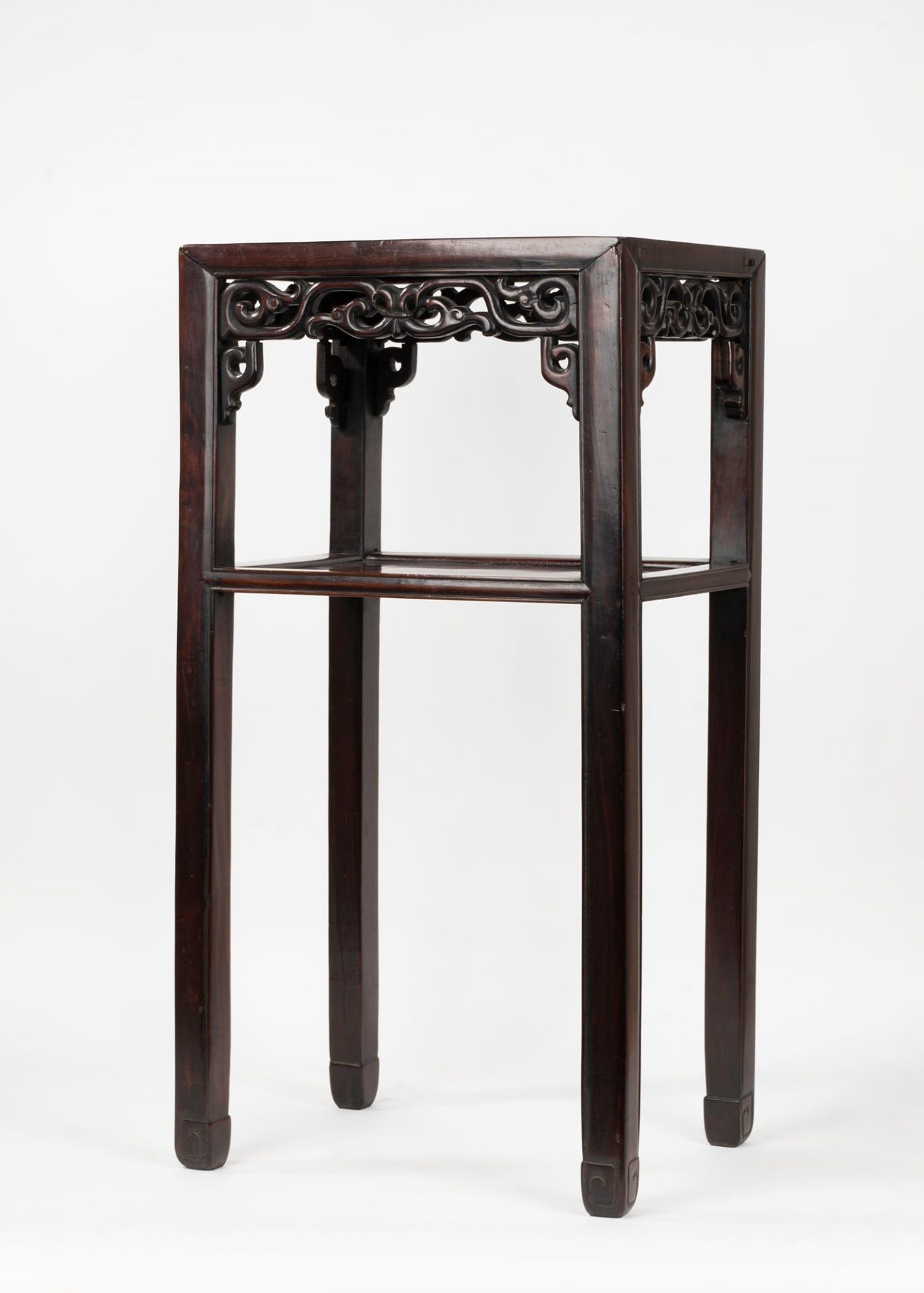 Pair of armchairs and a carved wooden table in oriental style, 20th century - Image 6 of 7