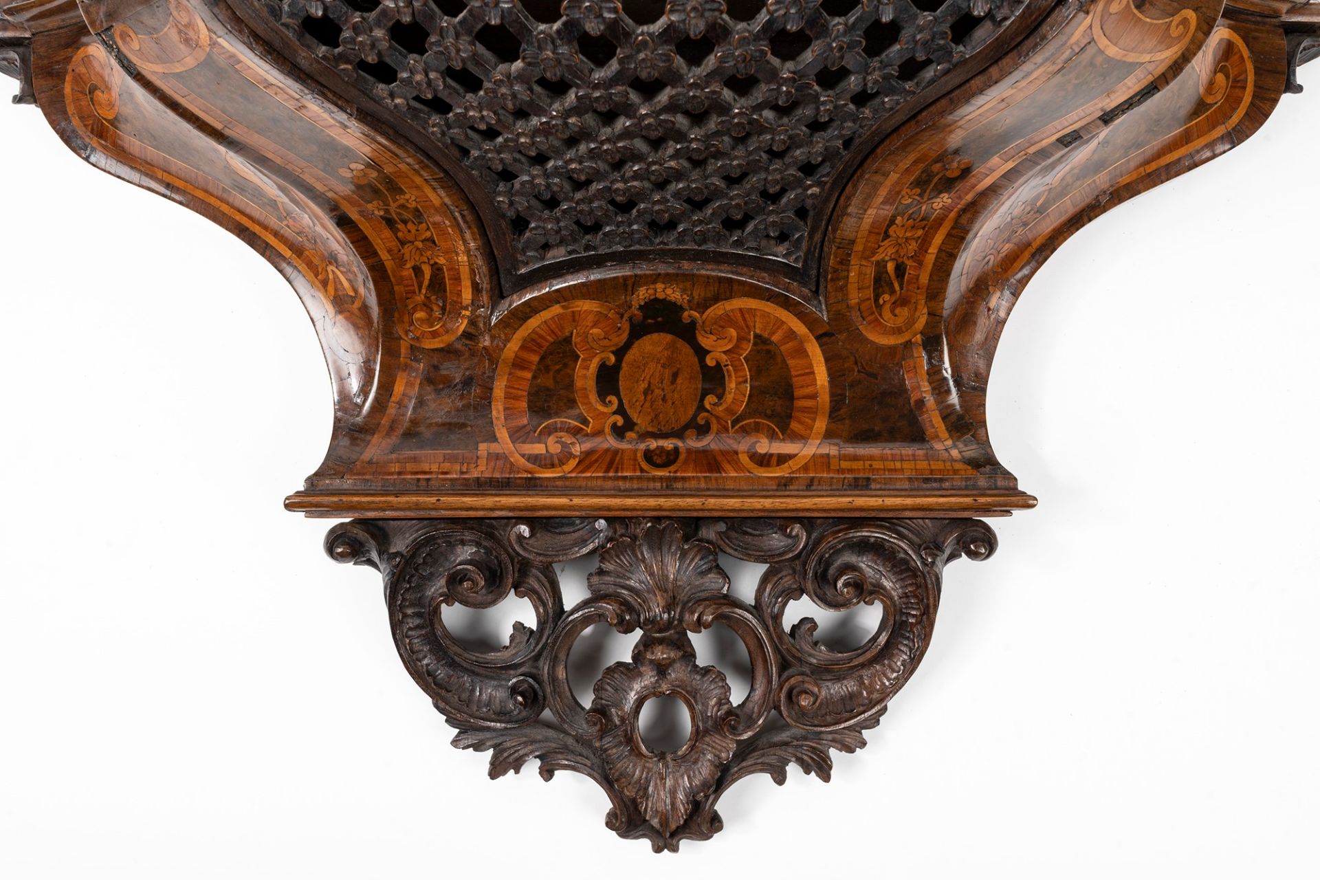 Important small wall console in carved and inlaid wood, with rocaille motifs, 18th century - Image 9 of 10